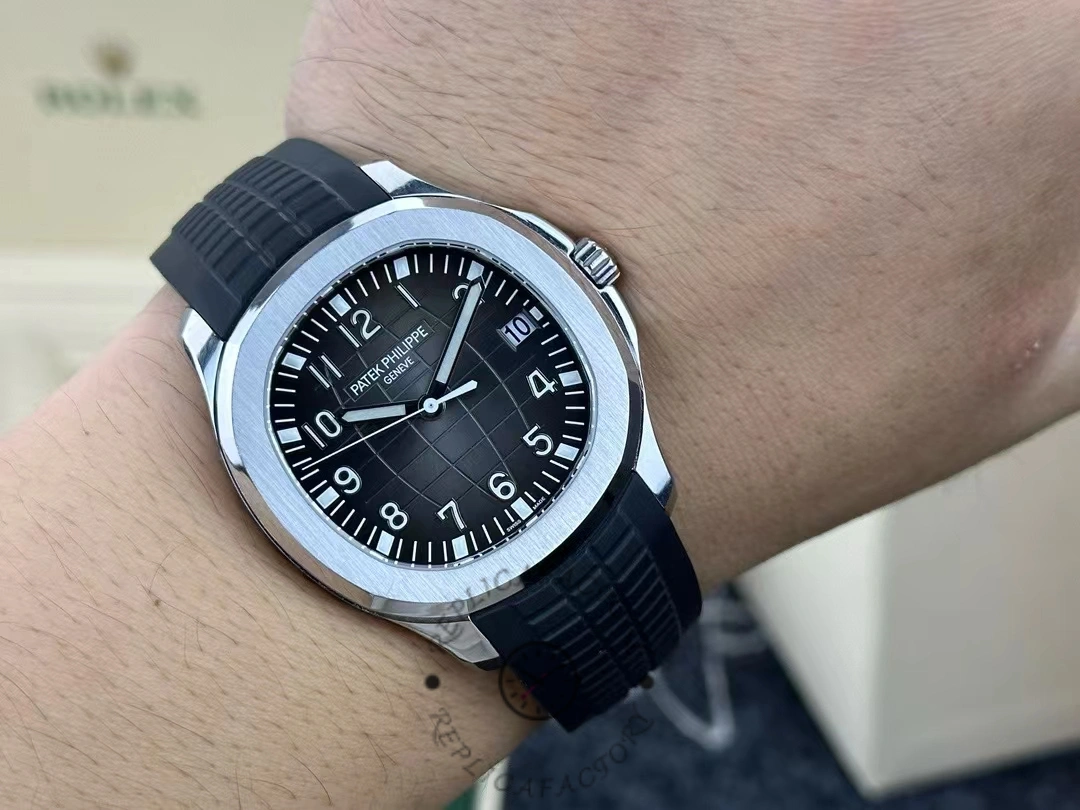 Patek Philippe replica watch Wearing real shot Replica Patek Philippe Aquanaut 5167A 001 Wearing real shot