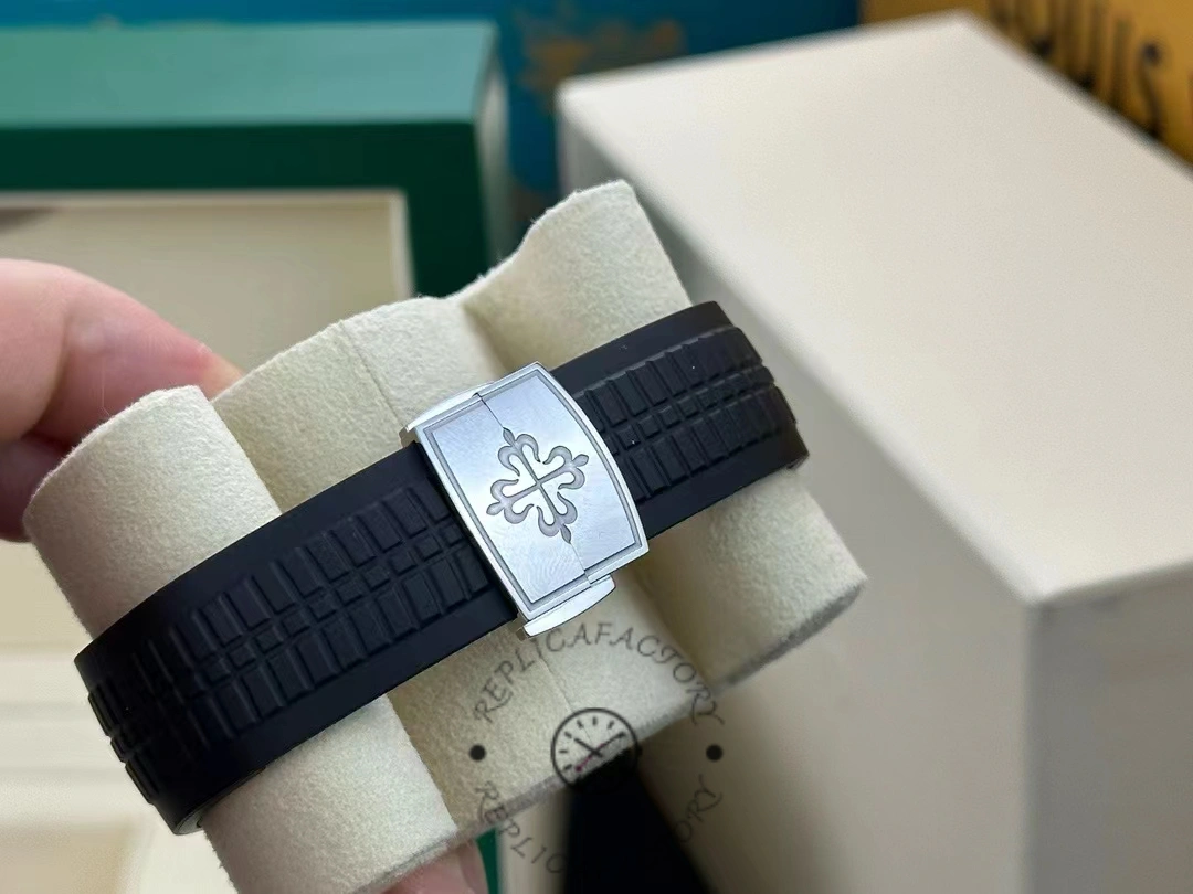 Patek Philippe replica watch strap real shot Replica Patek Philippe Aquanaut 5167A 001 strap real shot
