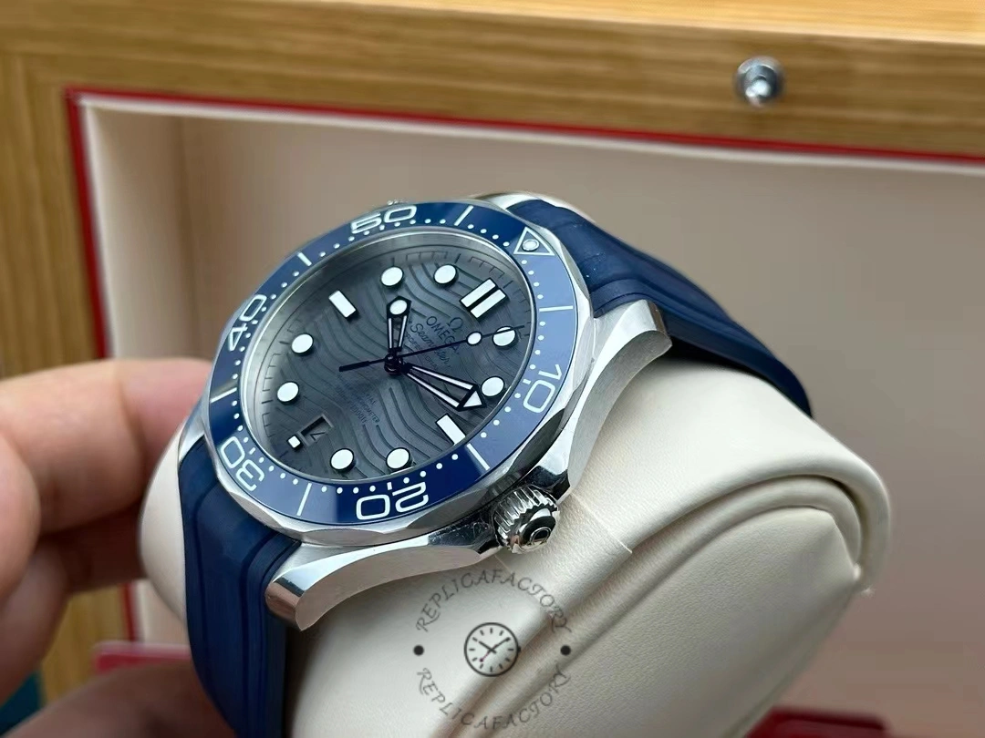Replica Omega Seamaster Side shot