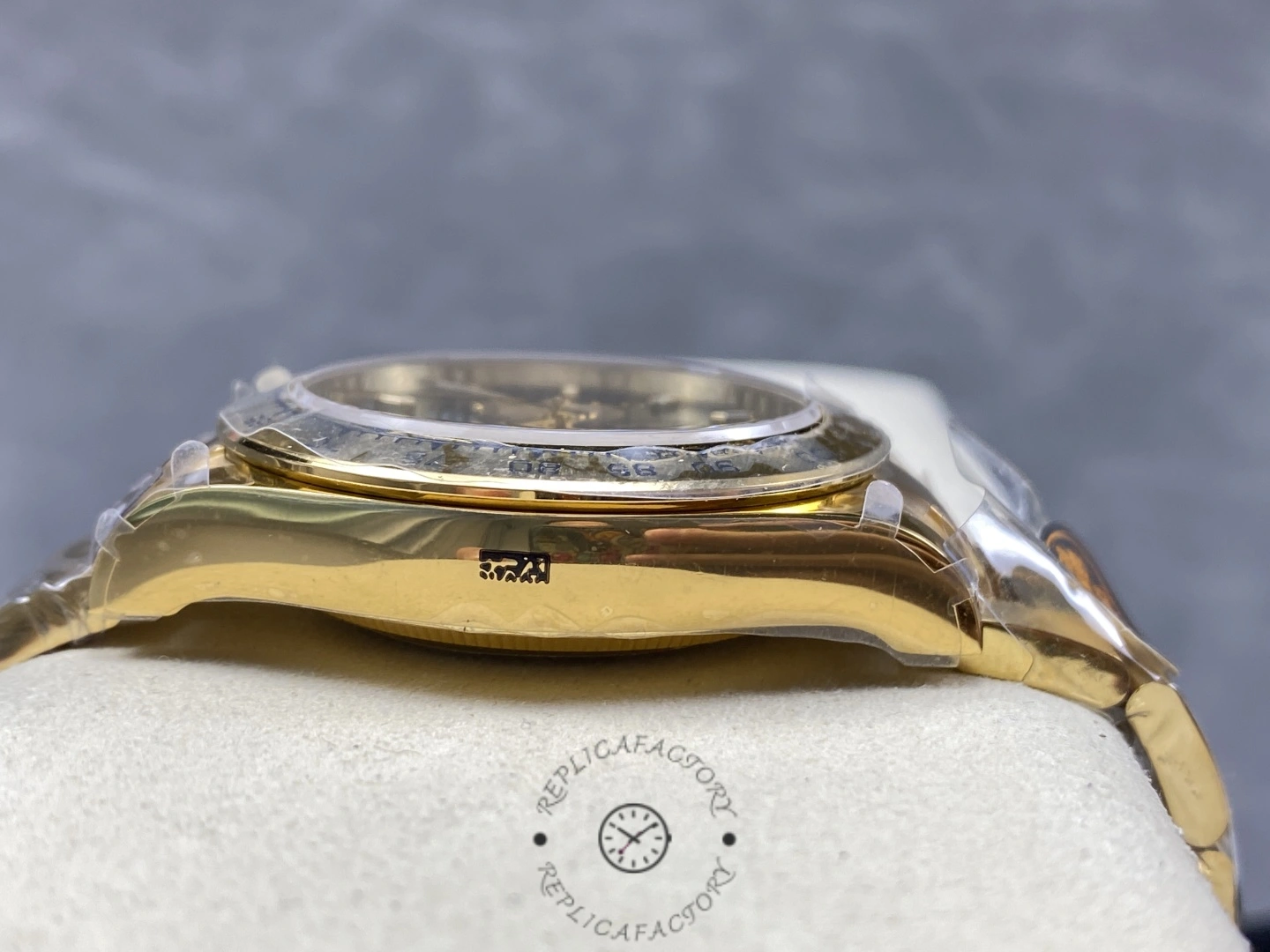 Side profile of 2025 Rolex Cosmograph Daytona 126508 0008 showing case thickness and bezel edge.