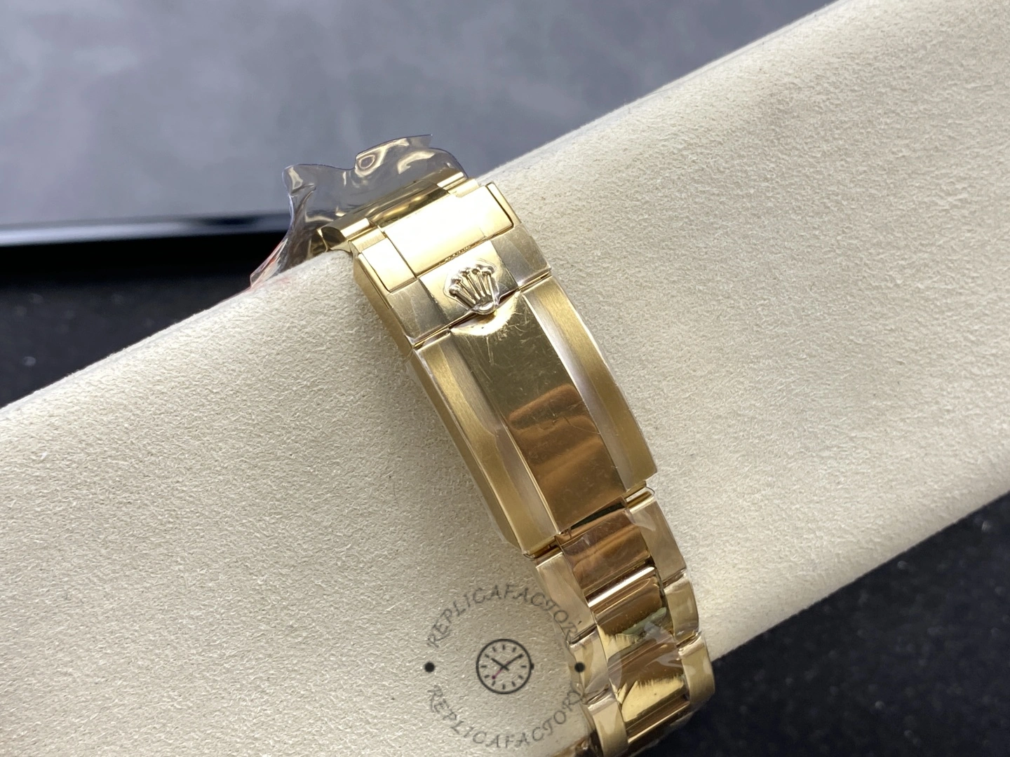 Bracelet clasp detail of 2025 Rolex Cosmograph Daytona 126508 0008, yellow gold clasp close-up.