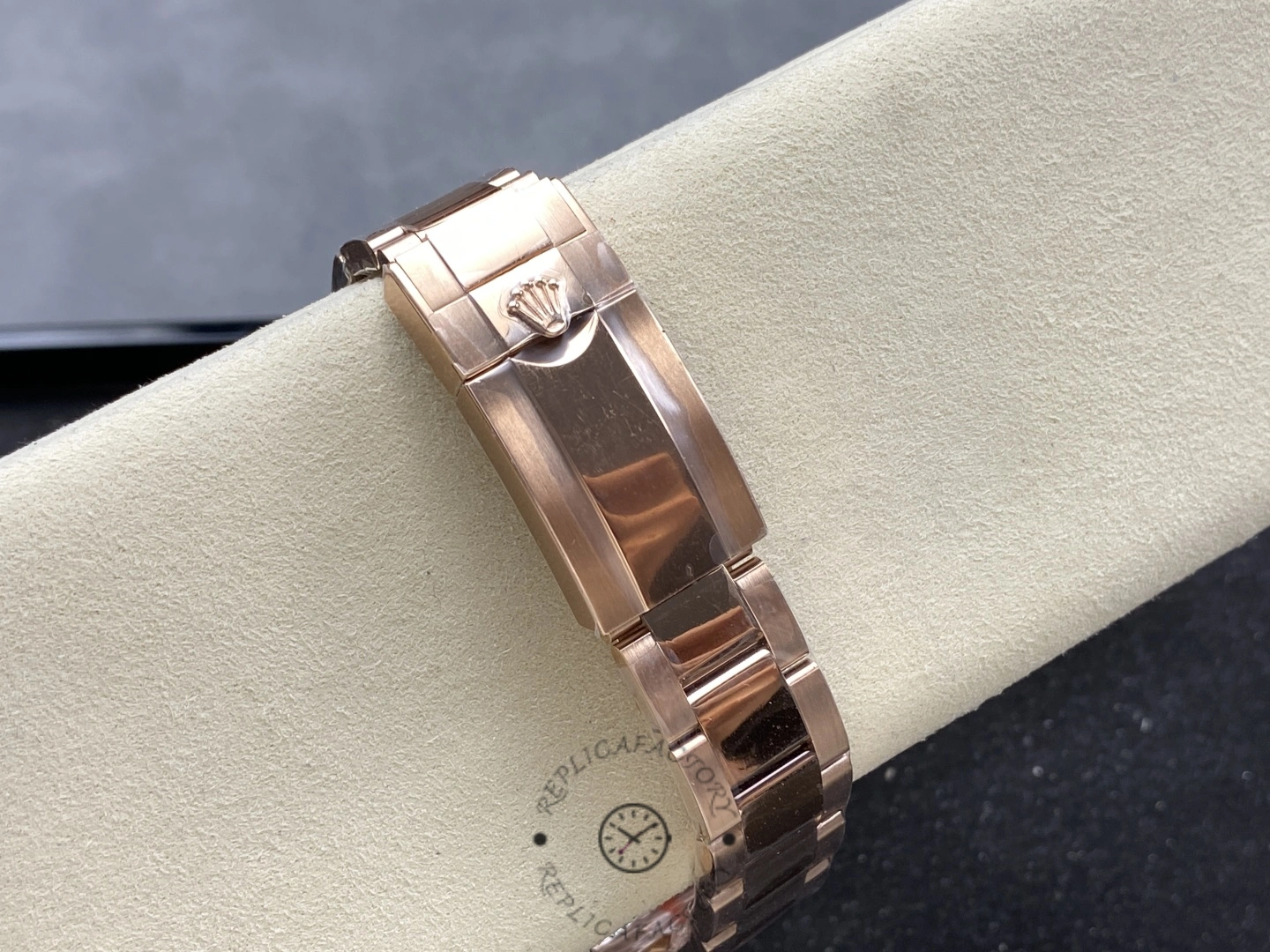 Rolex Daytona m126505 0003, bracelet clasp close-up with polished center links.