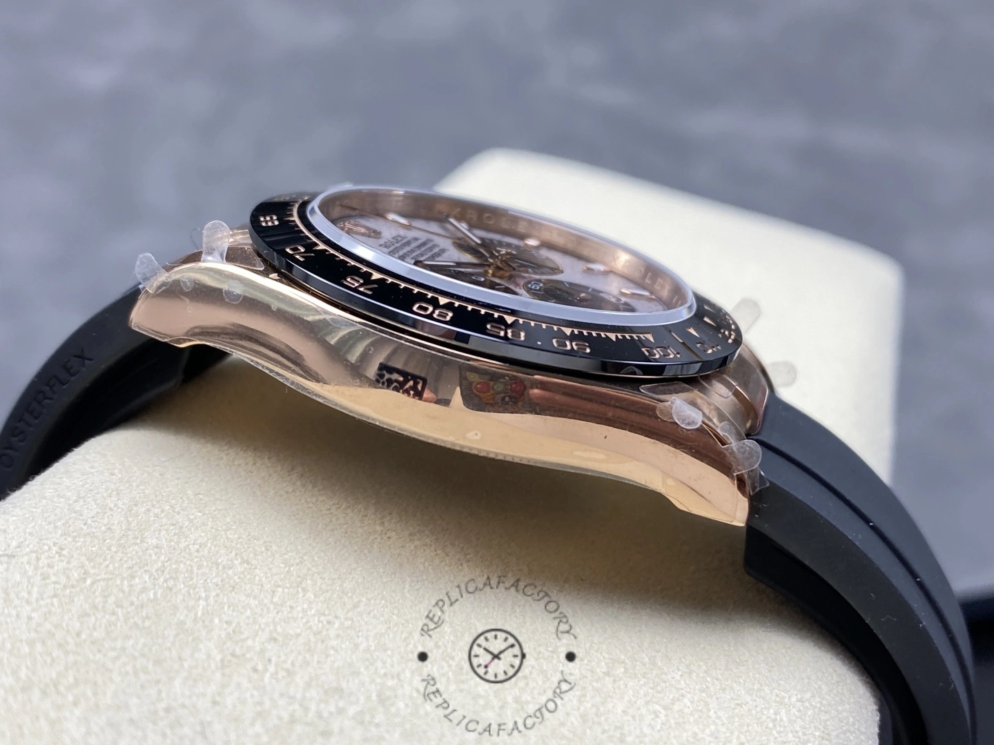 Rolex Daytona 126515LN-0008, side view showing case thickness and Oysterflex strap connection.