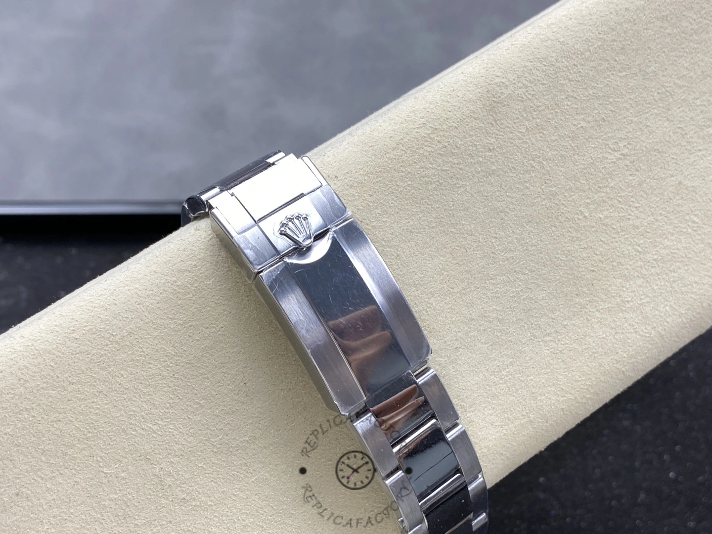 Rolex Daytona m126509-0005, bracelet clasp close-up on cushion.