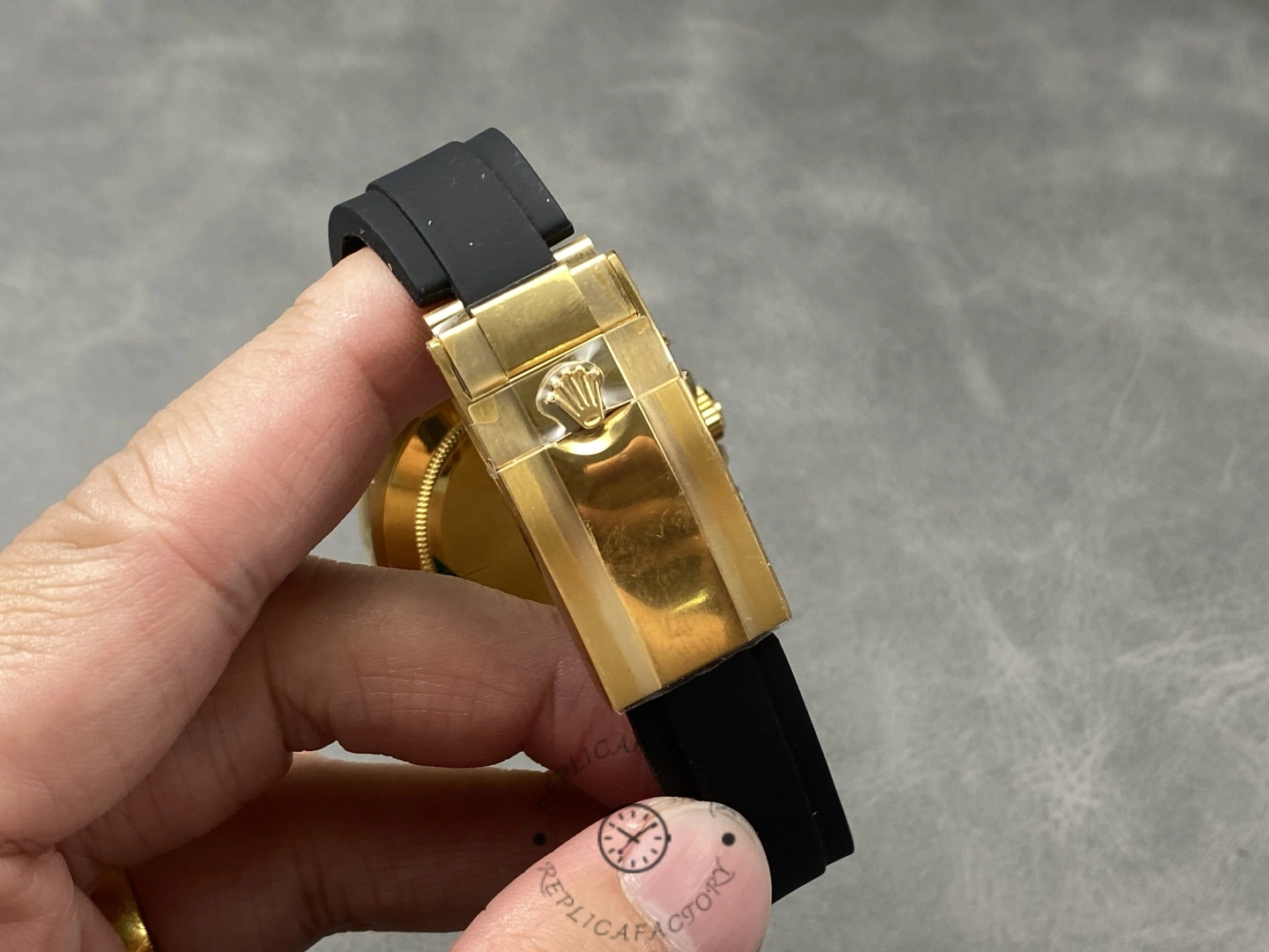 Rolex Daytona 126518LN 0016, clasp and strap detail showing the yellow gold clasp with black Oysterflex band.