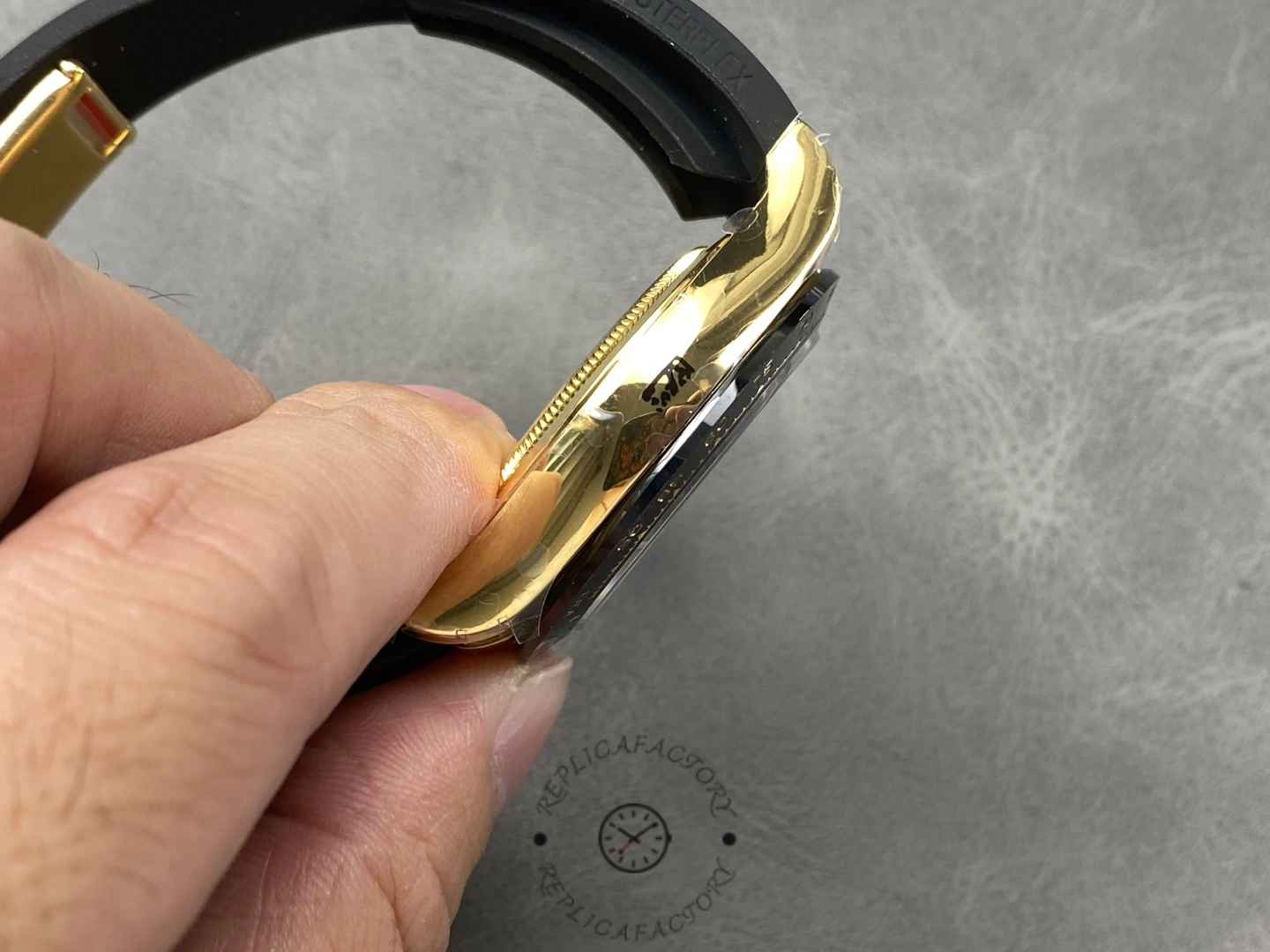 Rolex Daytona 126518LN 0016, side profile showing case thickness and the curved black Oysterflex strap.