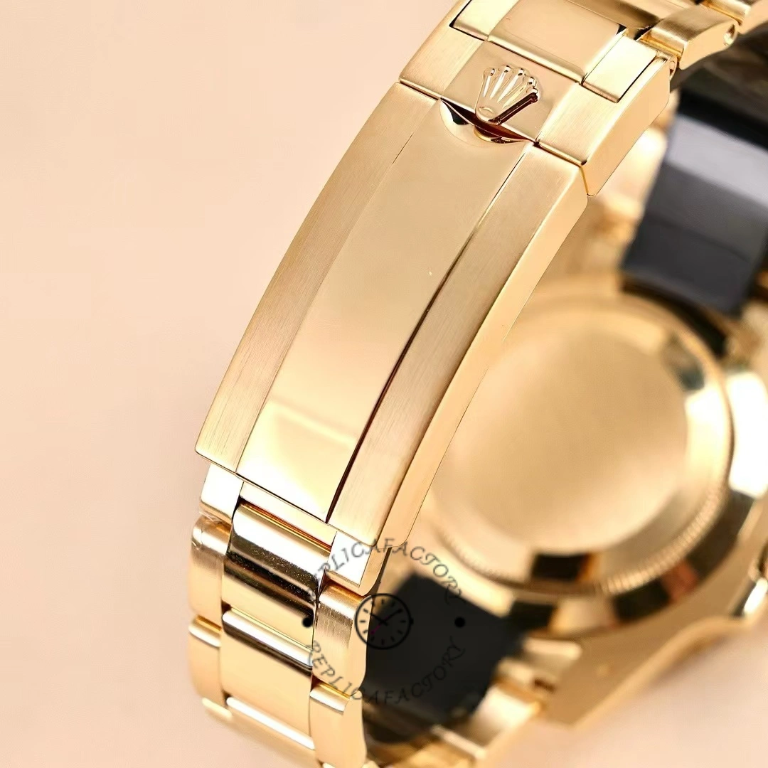 Rolex Submariner 116618, bracelet clasp close-up with polished gold surfaces.