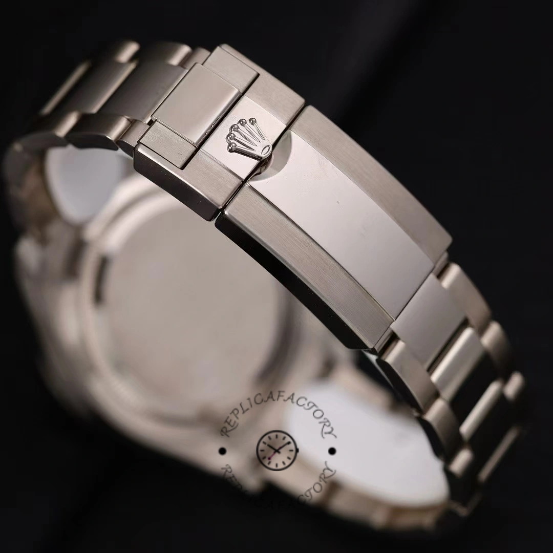 Bracelet side view of Rolex Cosmograph Daytona 126509-0002 showing clasp and polished links.