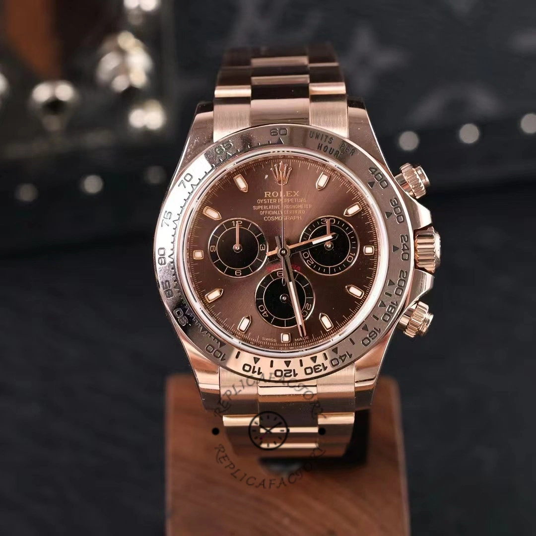Rolex Daytona 116505 front on display stand, Everose bracelet links and chronograph layout shown.