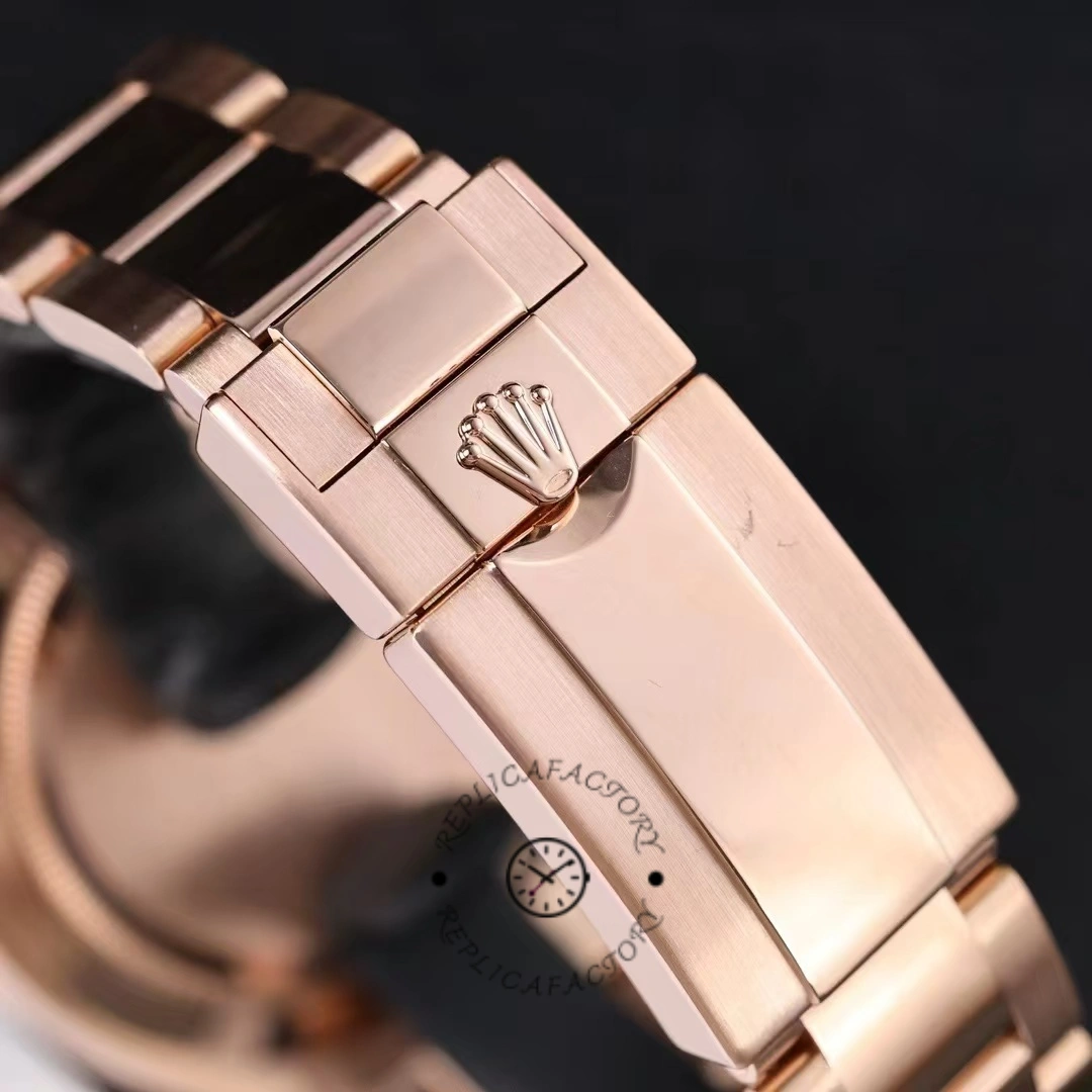 Rolex Daytona 116505 clasp close-up, Rolex crown on folding clasp visible.