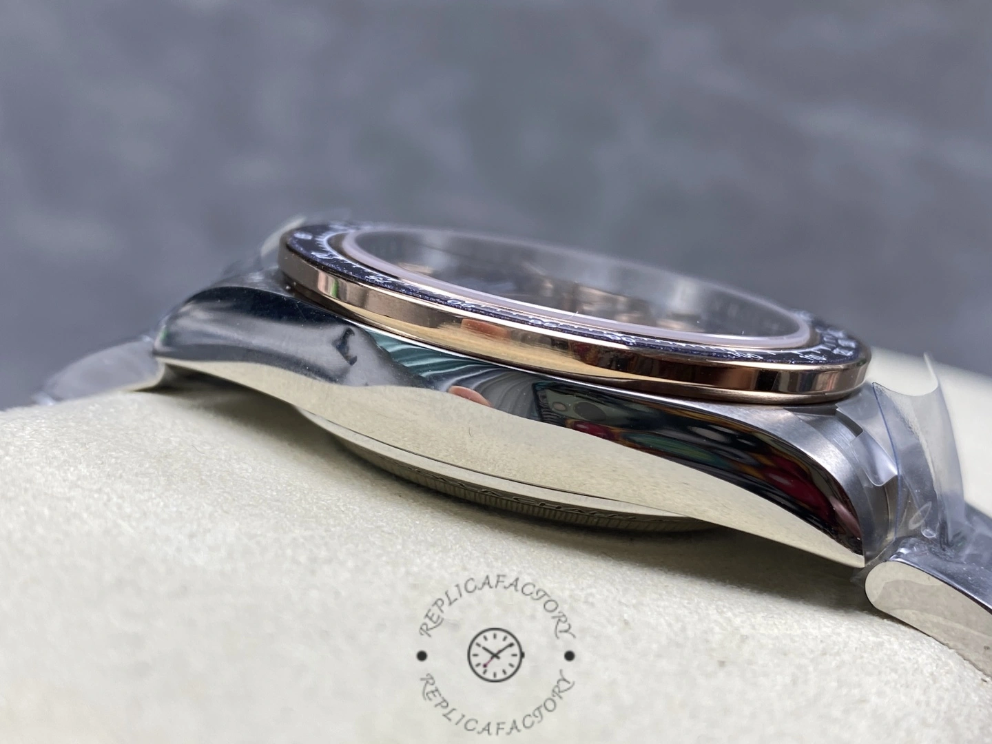 Rolex Daytona 116500 “Ventura”, side profile showing crystal height and bezel edge.