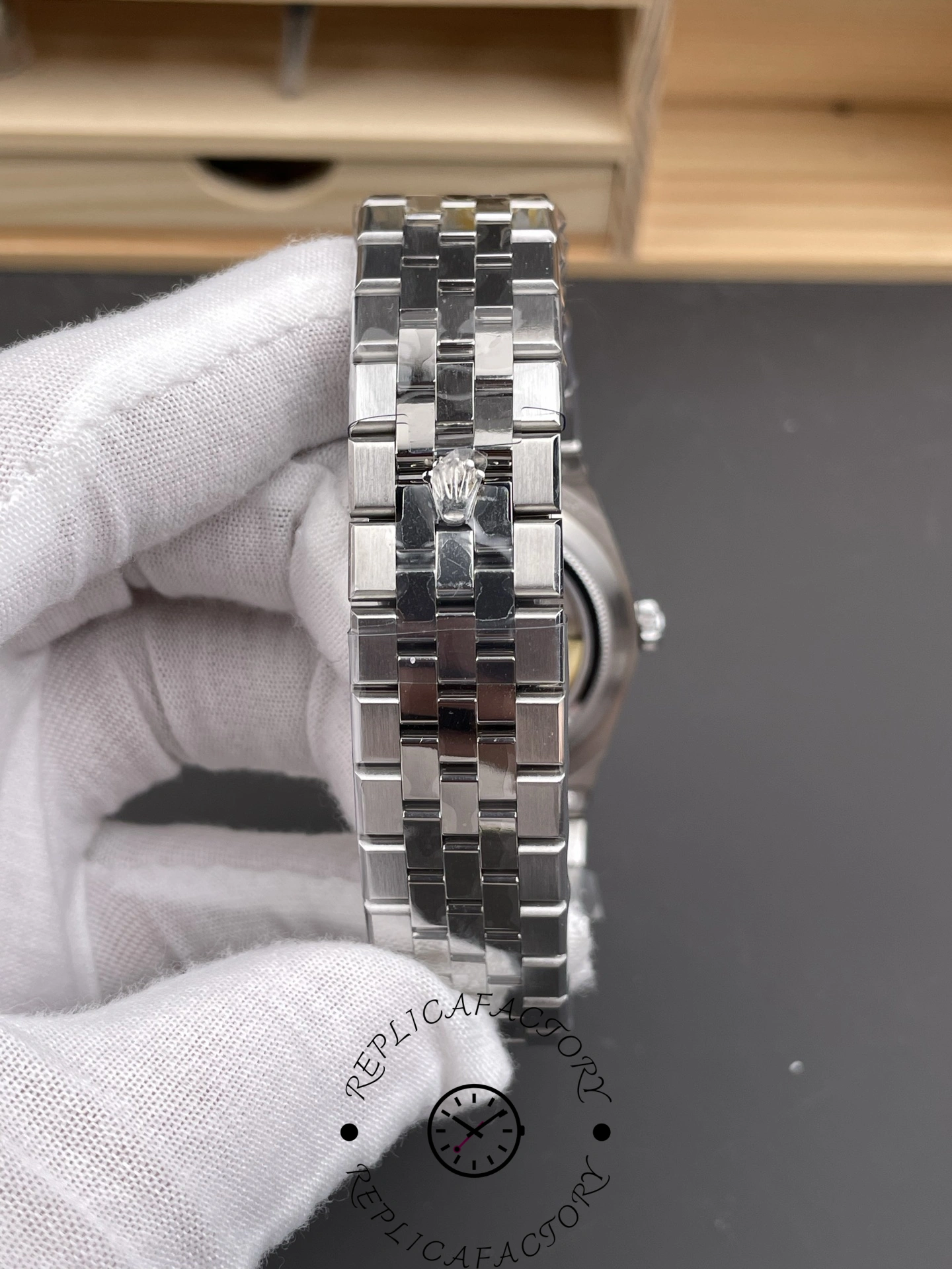 Rear view of Jubilee bracelet on Rolex Land-Dweller 40 127336-0001 Replica showing brushed links.