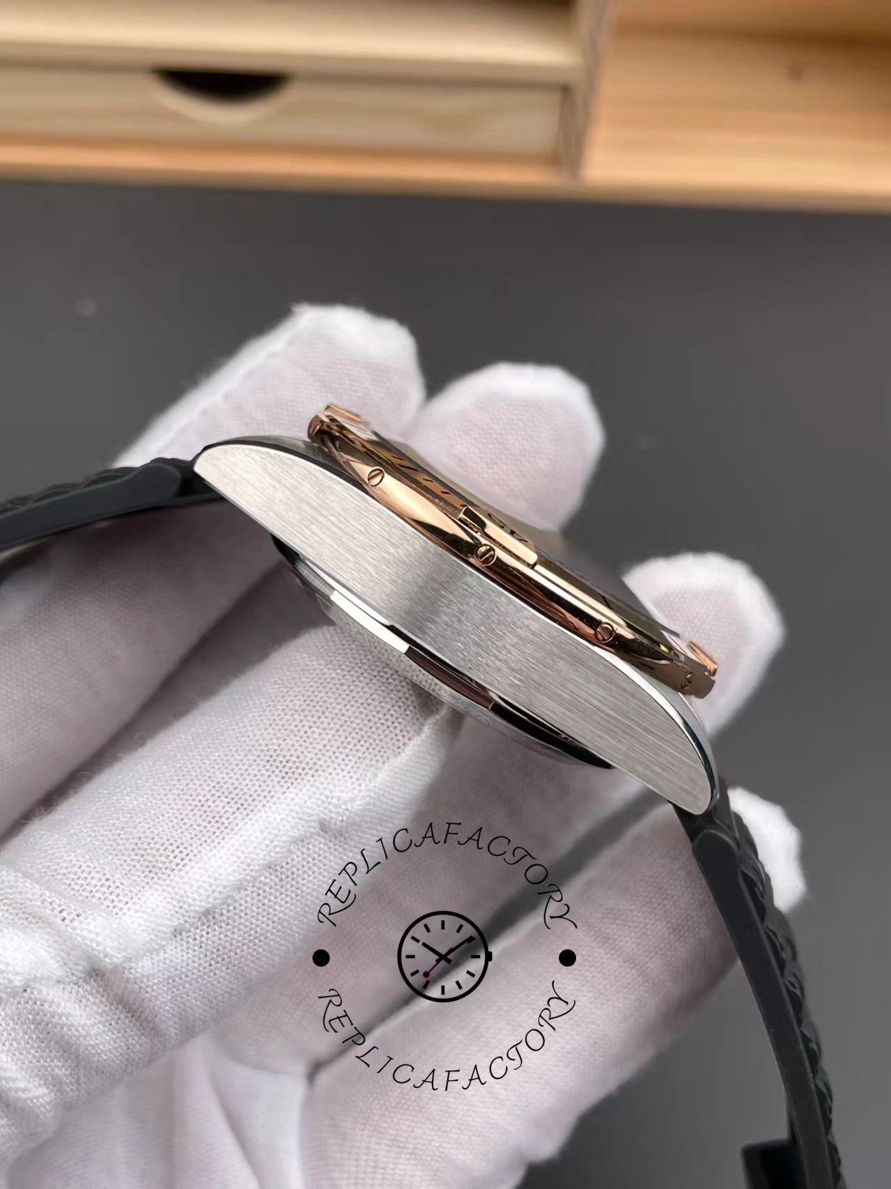 Breitling Chronomat B01 42 UB0134101B1S1, side profile showing case thickness.