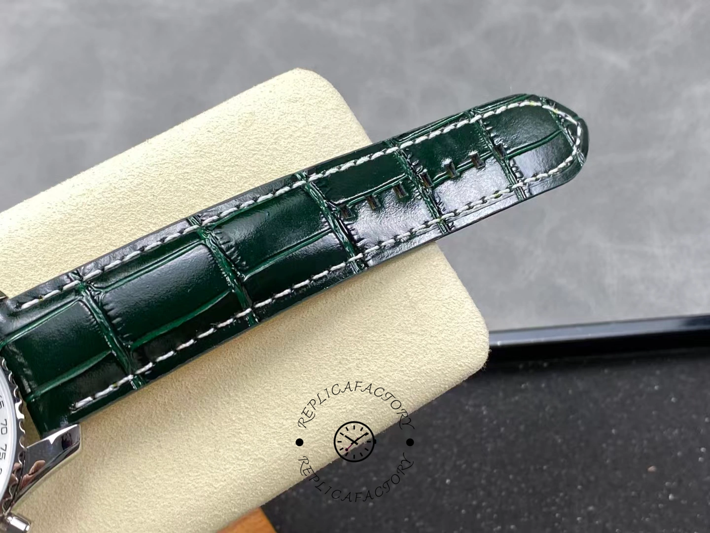 Breitling Navitimer B01 Chronograph AB01384C1L1P1 43mm Replica