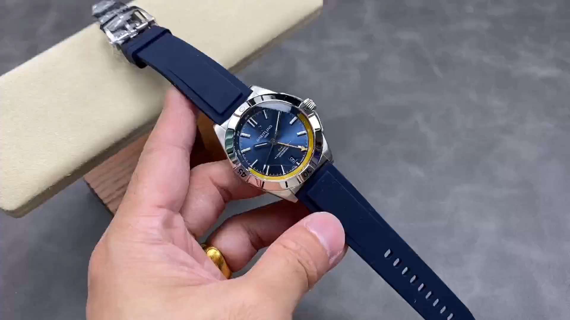 Breitling Chronomat GMT 40 Yellow Pointer A323981A1C1A1 Replica