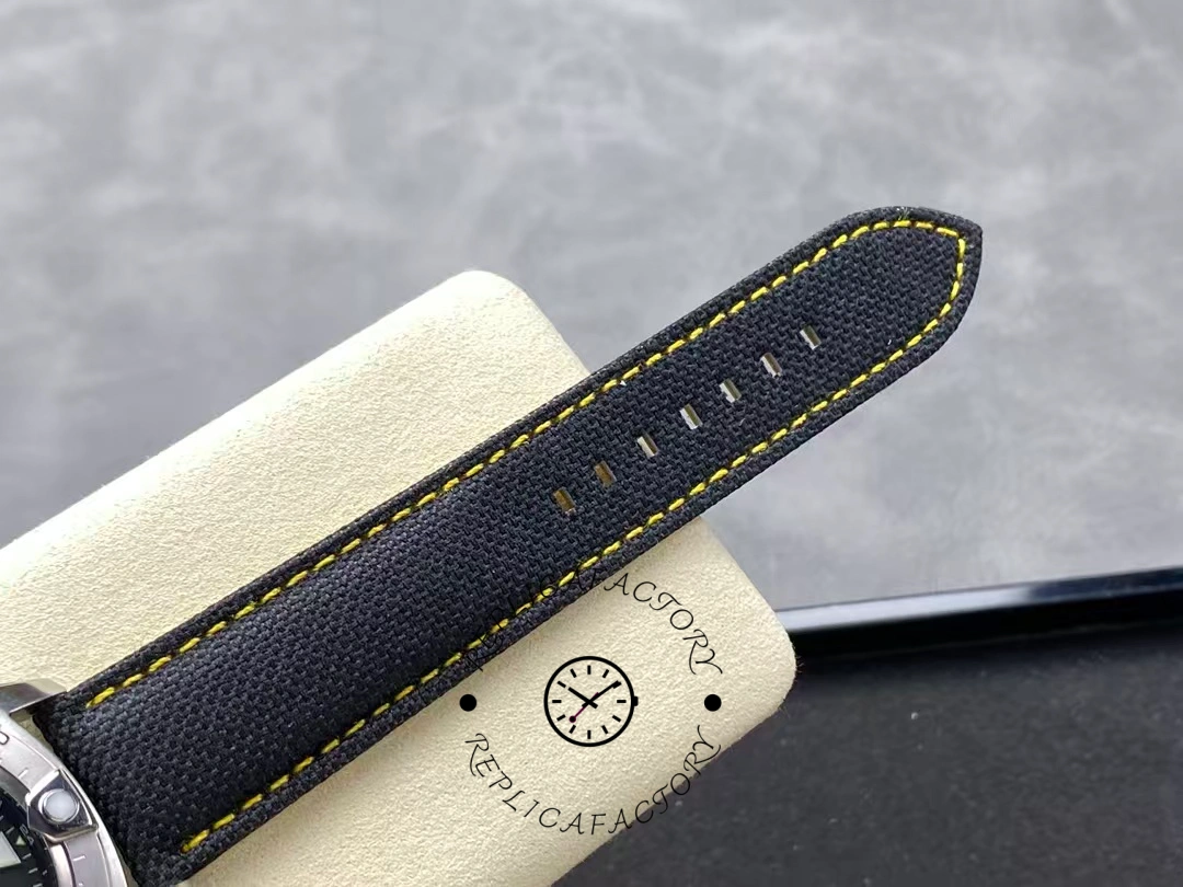 Breitling Avenger GMT 44MM Yellow Pointer A32320101B1X1 Replica