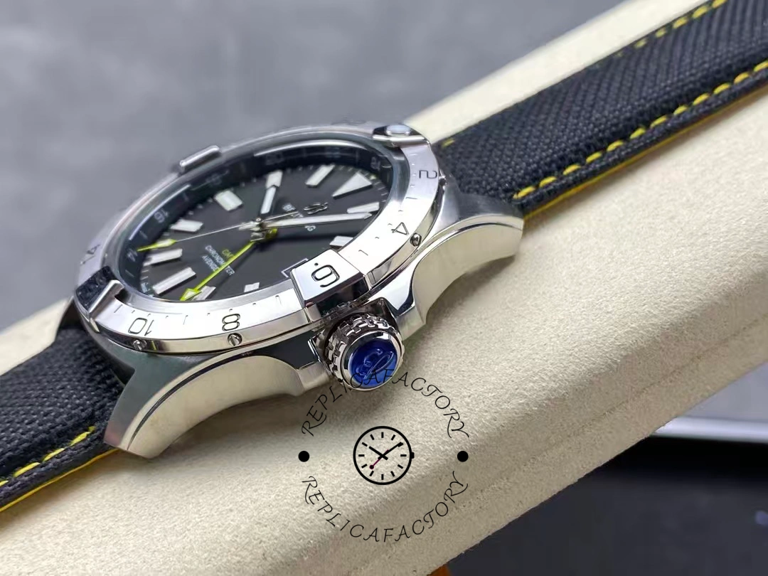 Breitling Avenger GMT 44MM Yellow Pointer A32320101B1X1 Replica