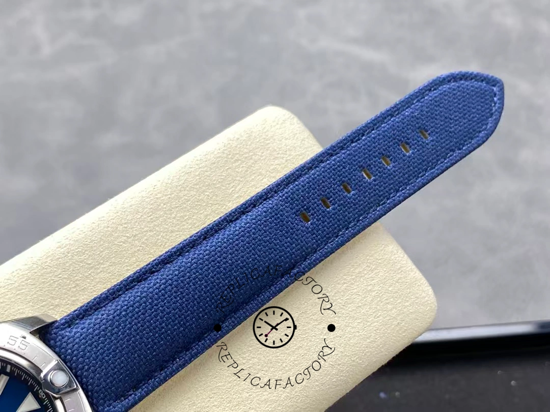 Breitling Avenger Automatic 42mm A17328101C1X1 Replica