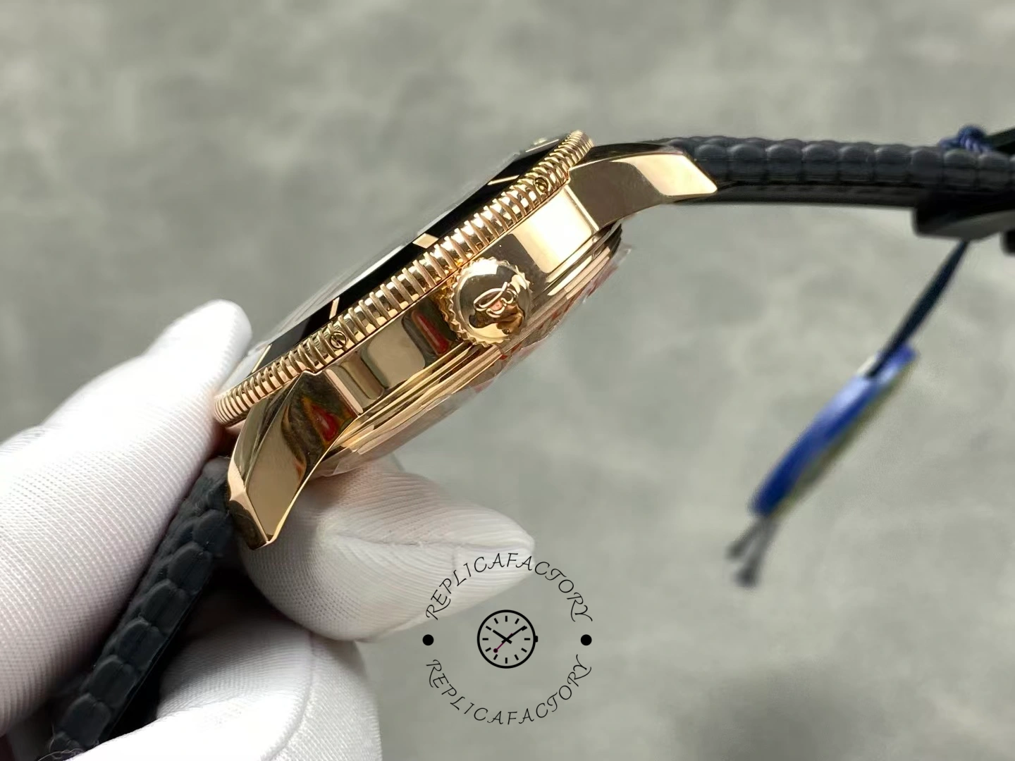 Breitling RB2010121B1S1, thin side profile showing crown and case thickness from edge view.