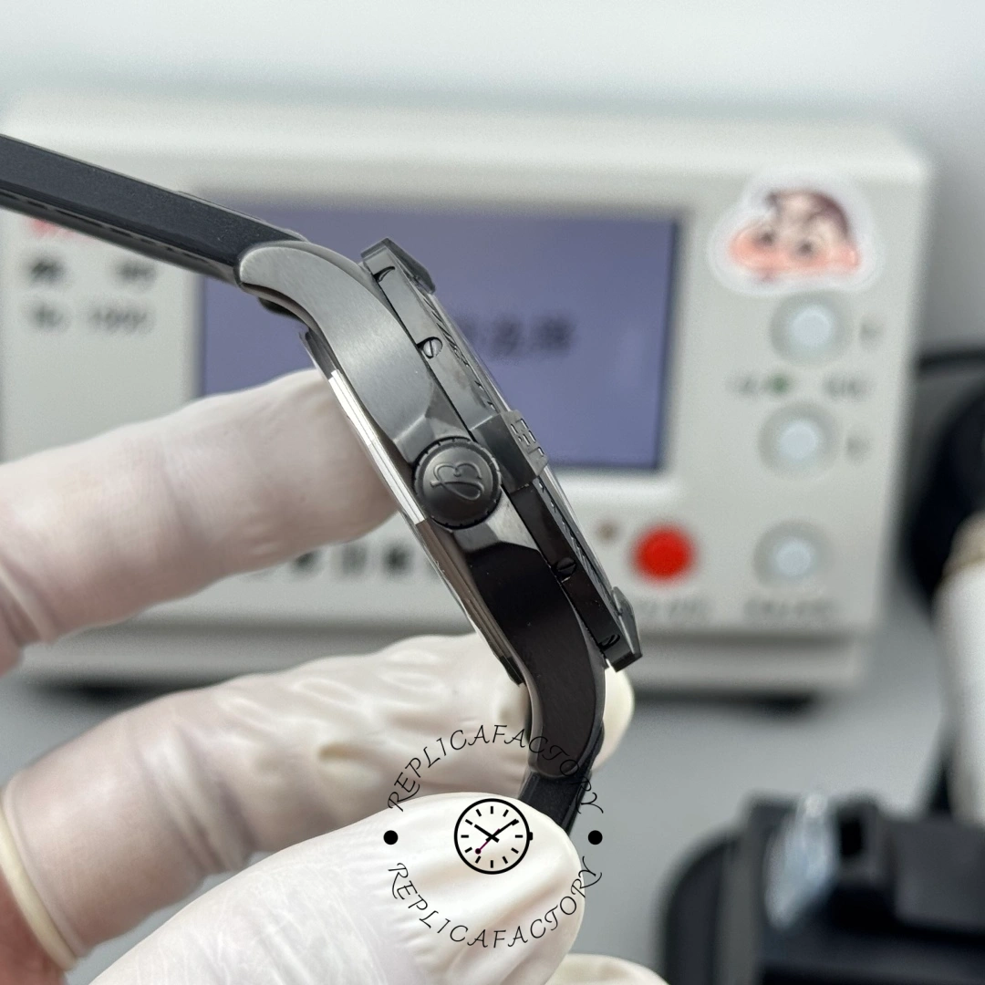 Breitling Avenger Blackbird Men's Watch V1731010BD12-155S 48MM Replica