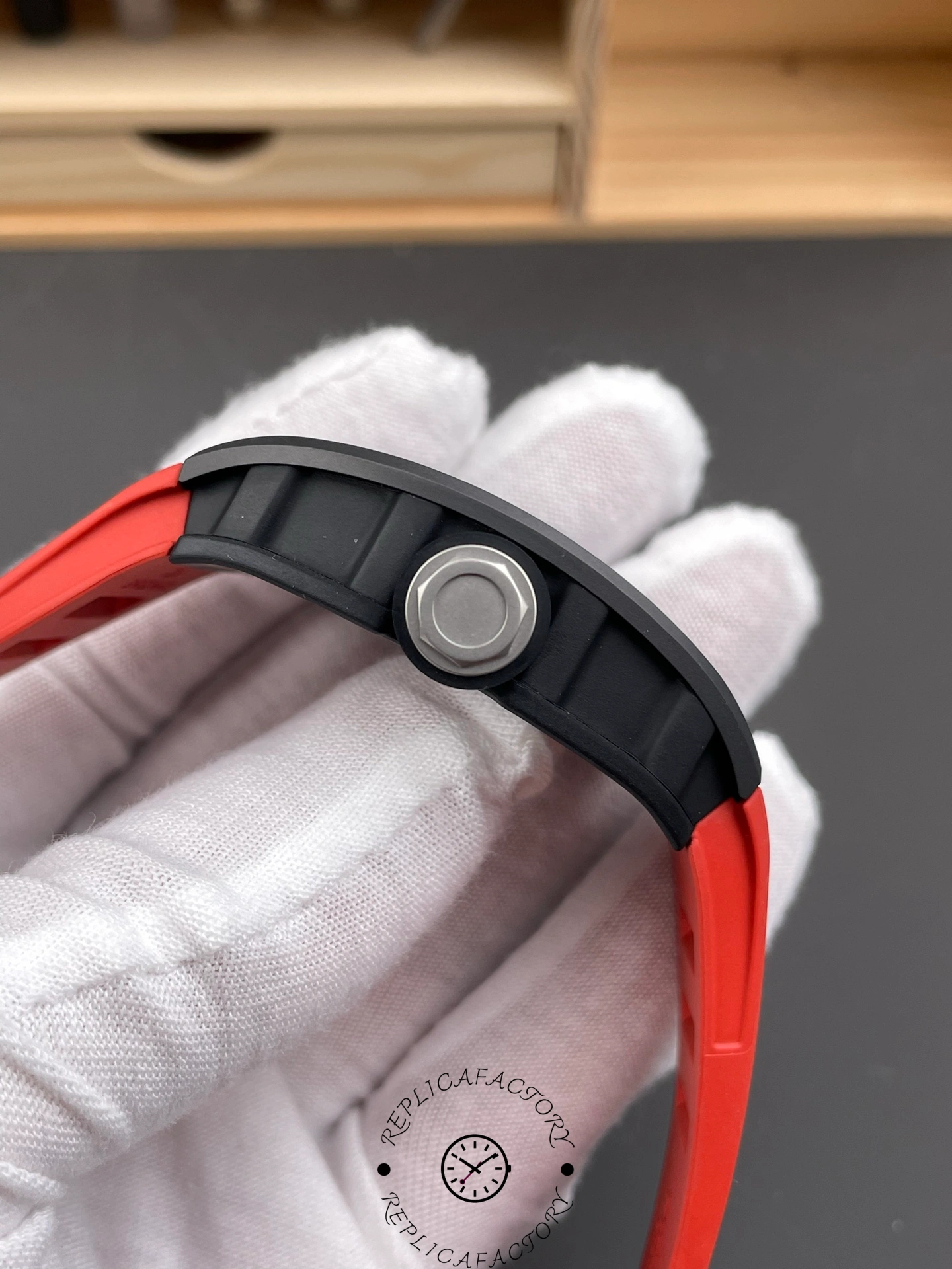 Richard Miller RM 055 RMUL2 NTPT Carbon Fiber Red Rubber Strap