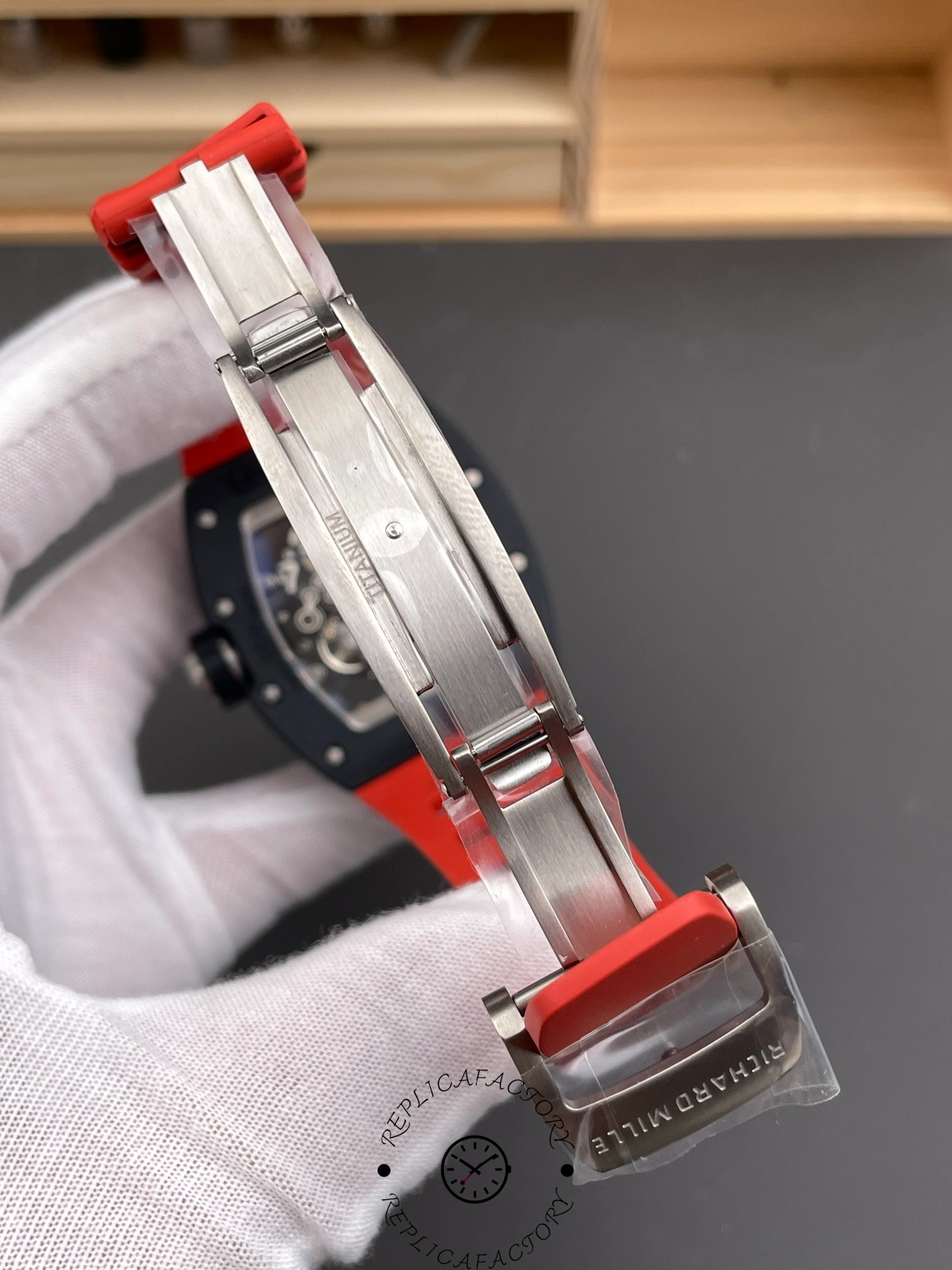 Richard Miller RM 055 RMUL2 NTPT Carbon Fiber Red Rubber Strap