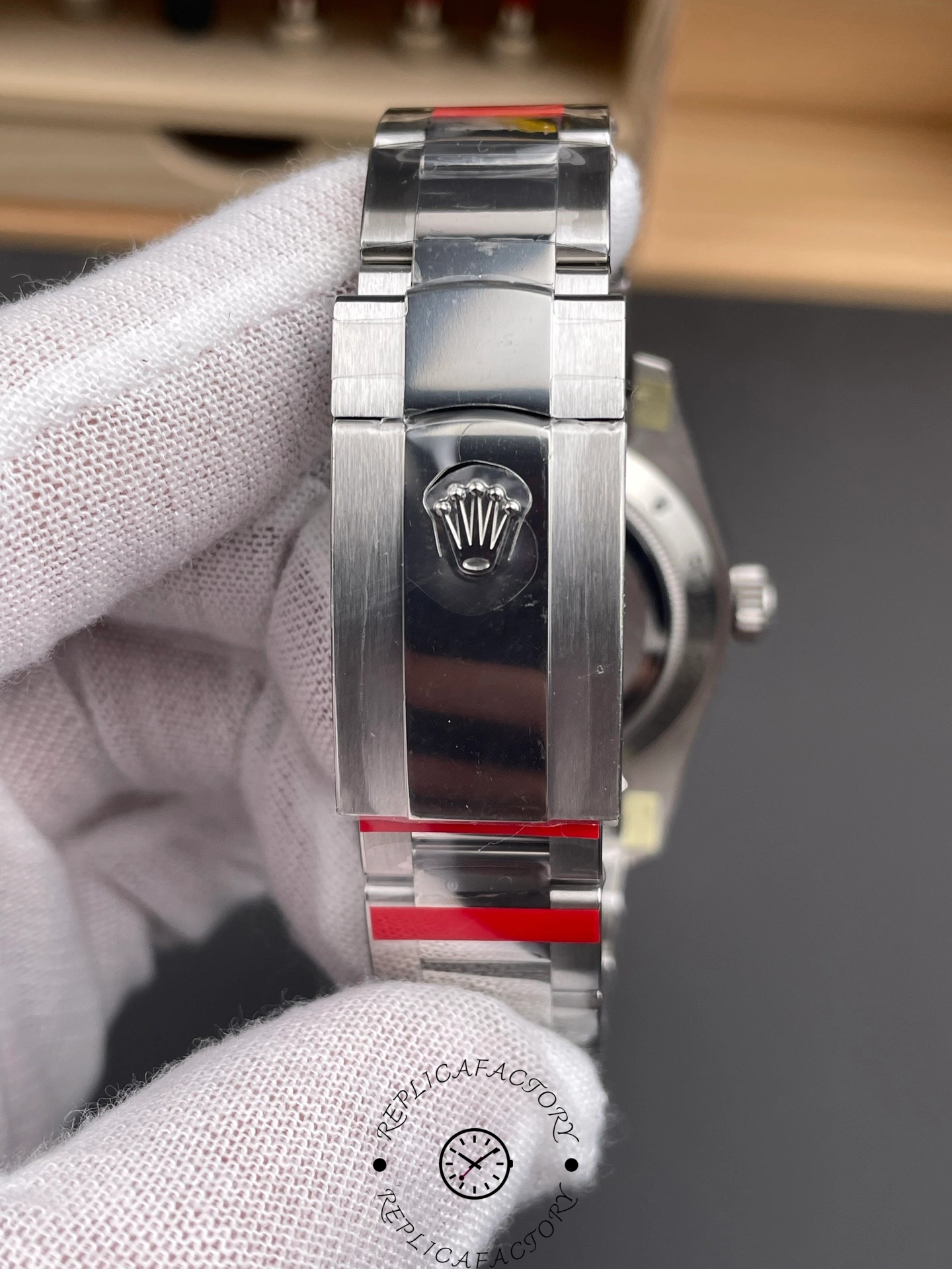 Rolex Milgauss 116400GV, bracelet clasp view showing clasp closed and link finish.