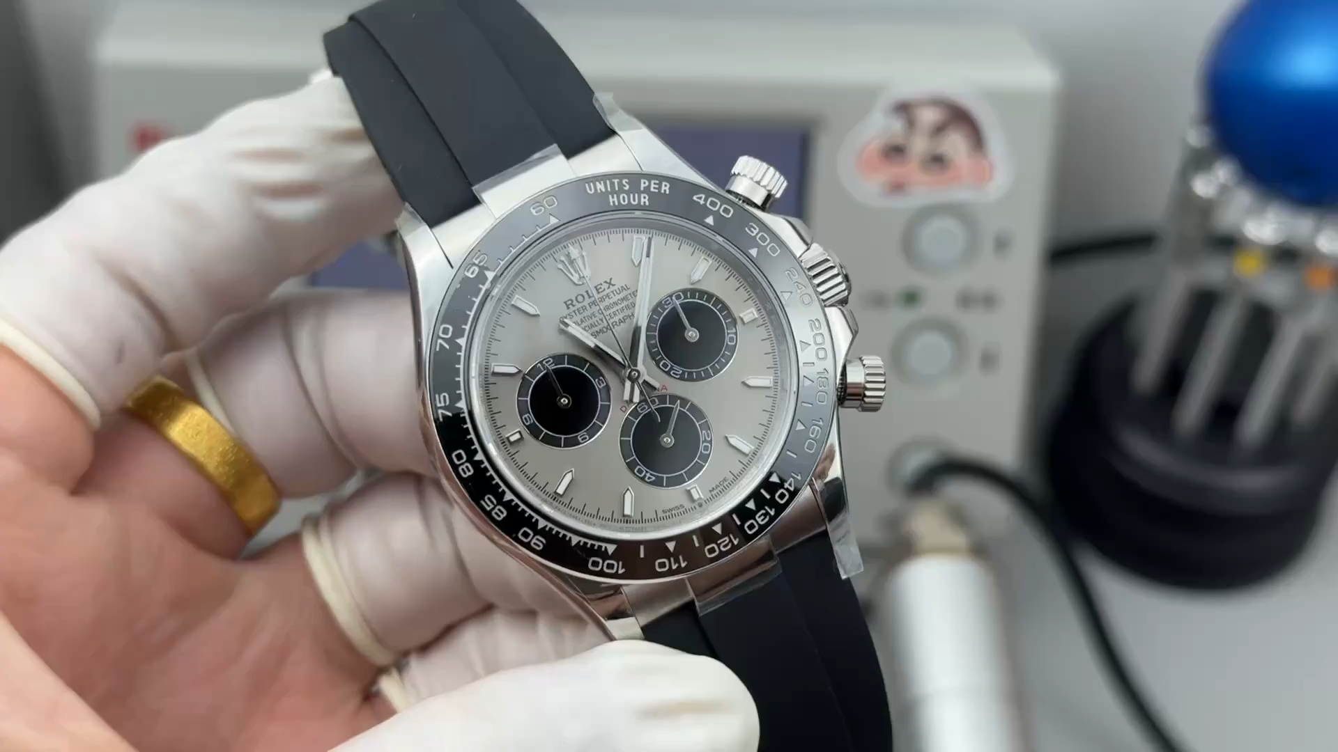 Video showing Rolex Daytona 126519LN on black Oysterflex strap. - Video