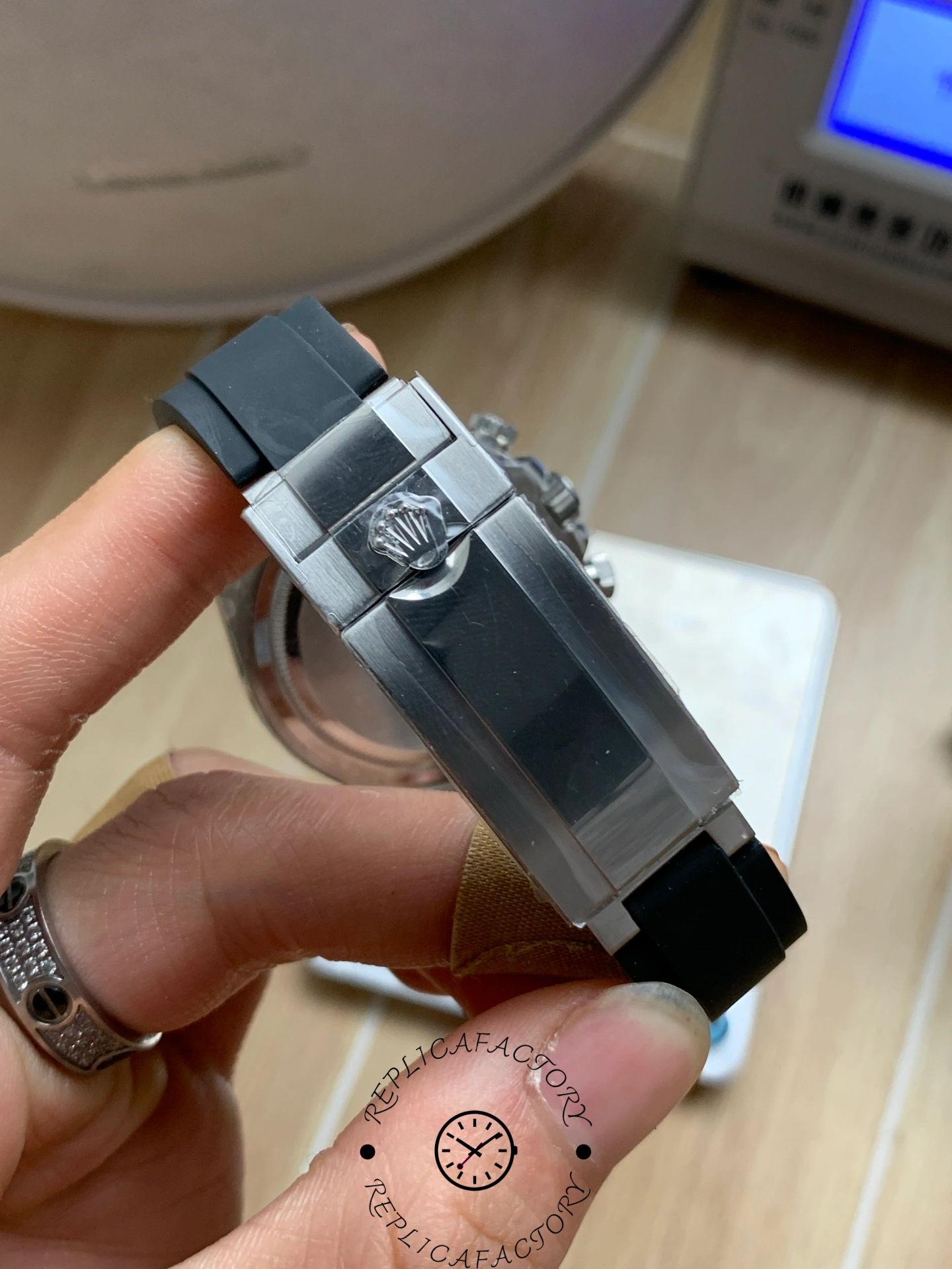 Strap and clasp side view of Rolex Cosmograph Daytona 126519LN showing Oysterflex connection.