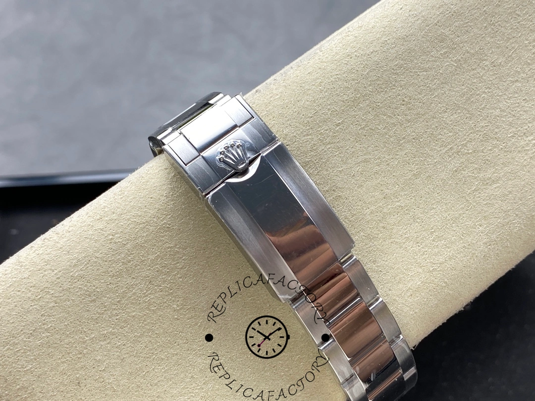 Rolex Daytona M126500LN-0001 clasp close-up, Oyster clasp with engraved Rolex crown.