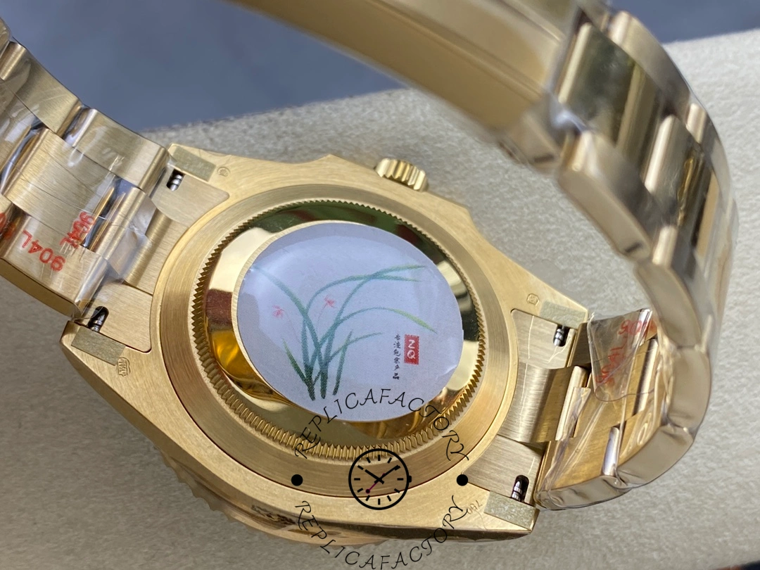 Rolex Submariner 126618LB, caseback view showing solid back and gold links.