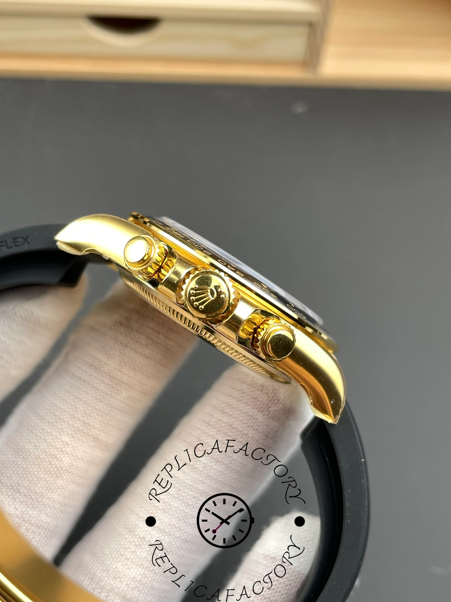 Rolex Daytona 126518LN 0004 side profile, gold crown with case thickness and Oysterflex strap fit.