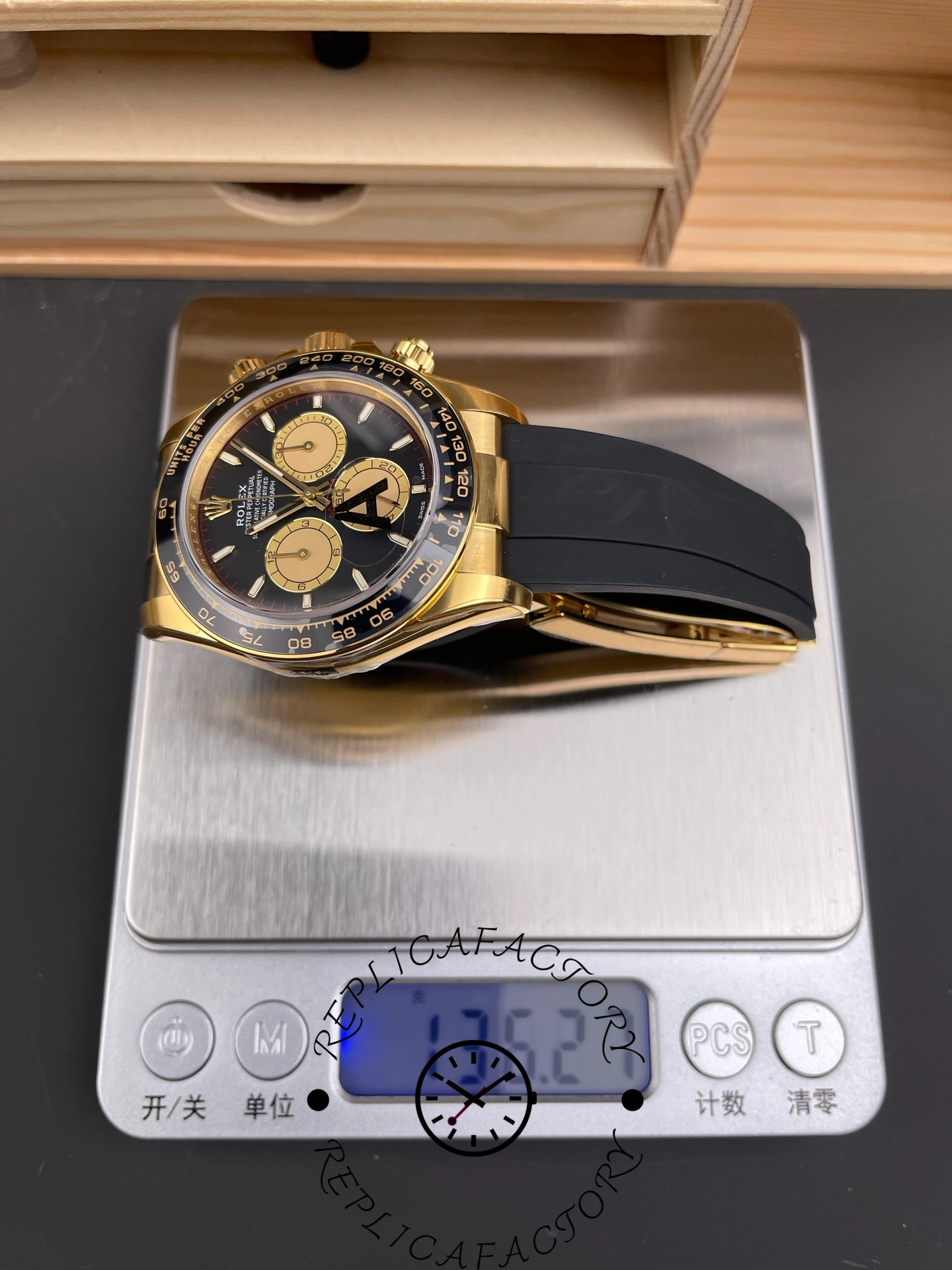 Rolex Daytona 126518LN 0004 on scale, full watch weight display.