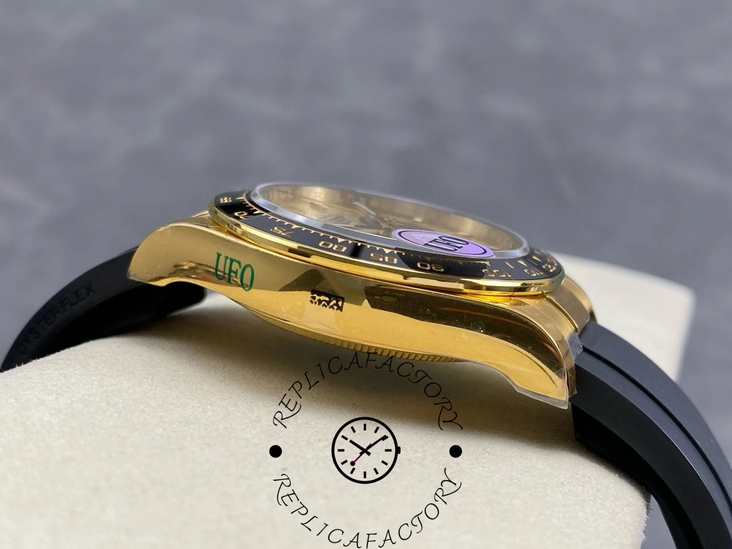 Side profile of Rolex Daytona 126518LN-0012 showing strap curve and case thickness.