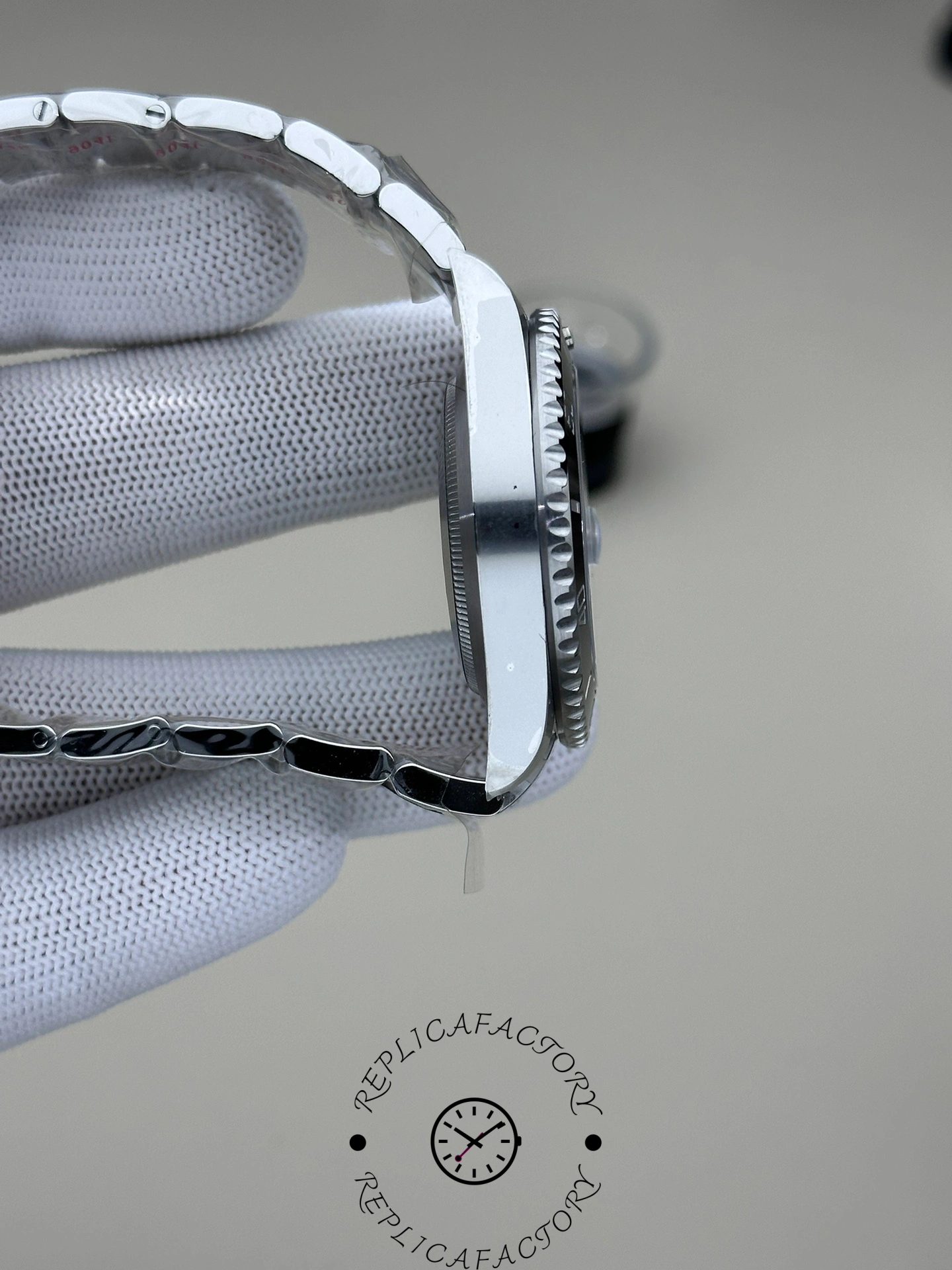 Rolex Submariner 116610LN 0001, side profile showing case thickness, and bezel edge.