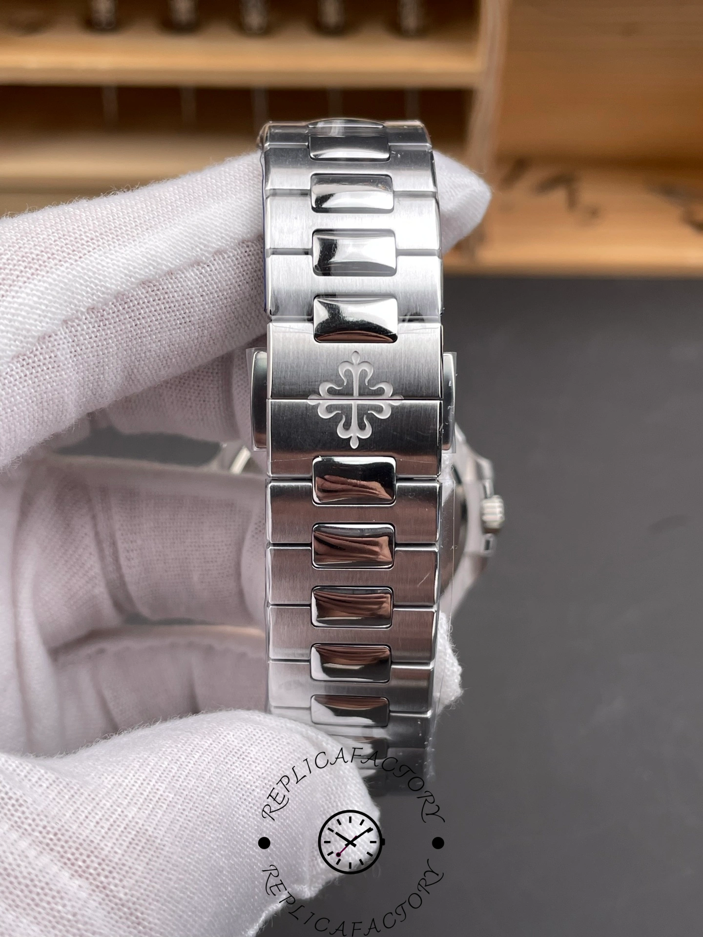 Patek Philippe Nautilus Self Winding Watch 5811 1G 001 Replica Watch