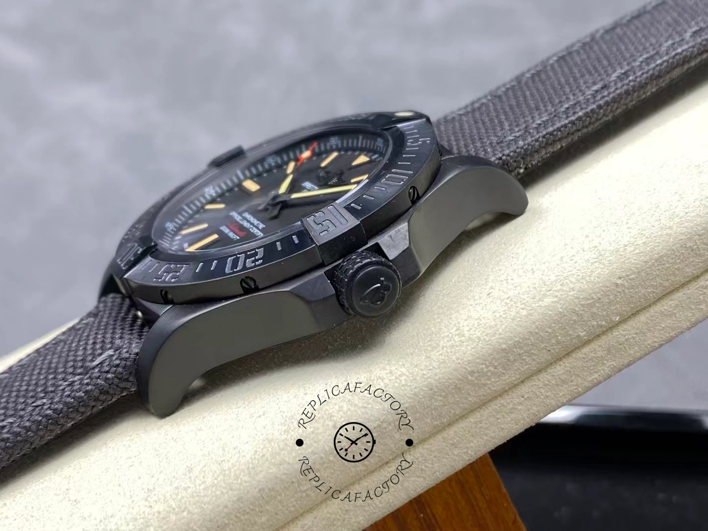 Breitling Avenger Blackbird 44 V17311101B1W1 Replica Black Dial Men's Watch