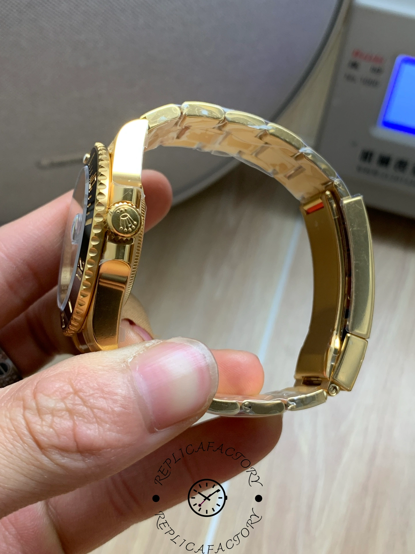 Rolex Submariner 126618LN, side view showing crown, case thickness and bracelet.