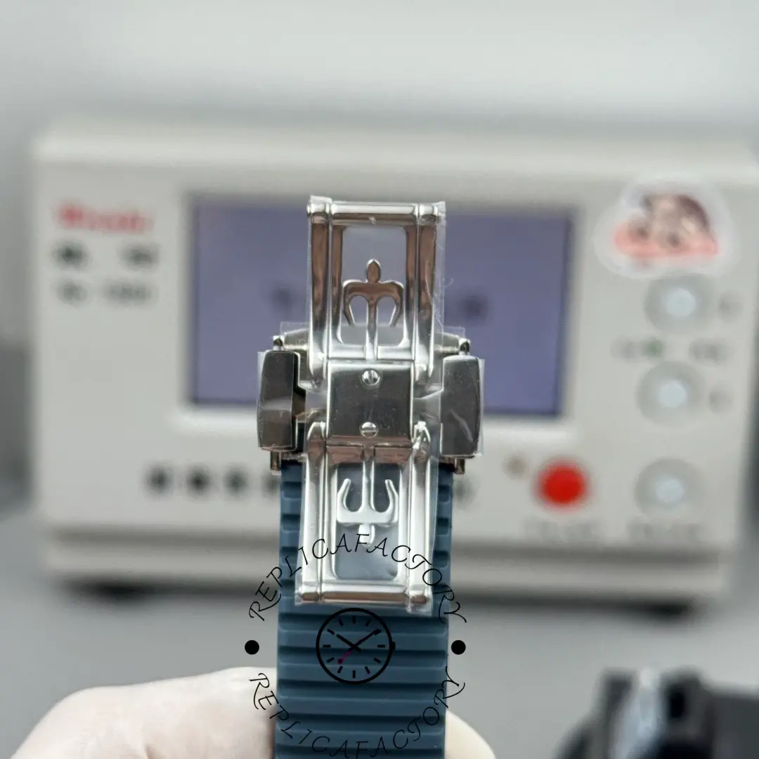 Clasp underside view of Patek Philippe Aquanaut 5164G-001 showing closure fit and strap end.