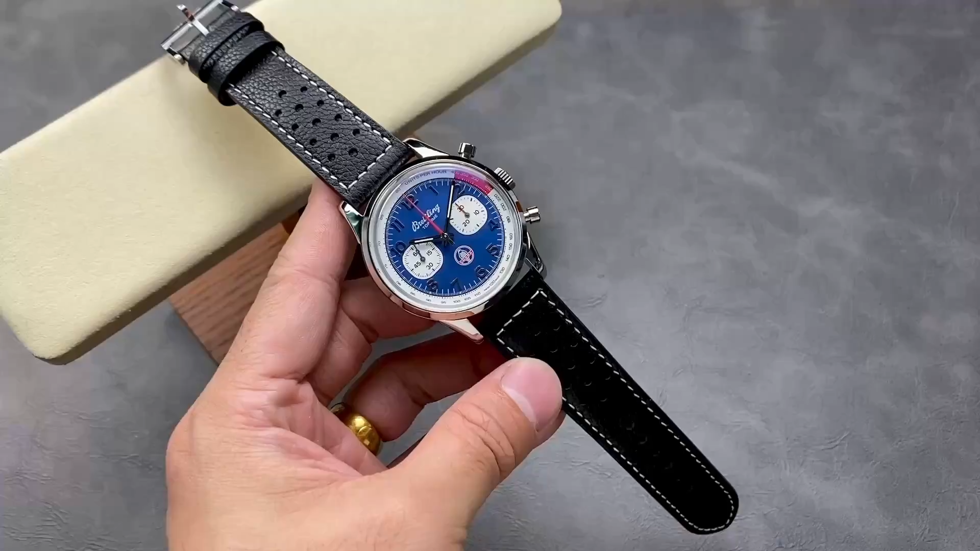 Breitling Top Time B01 Shelby Cobra AB01763A1C1X1, video with blue dial and Arabic markers. - Video