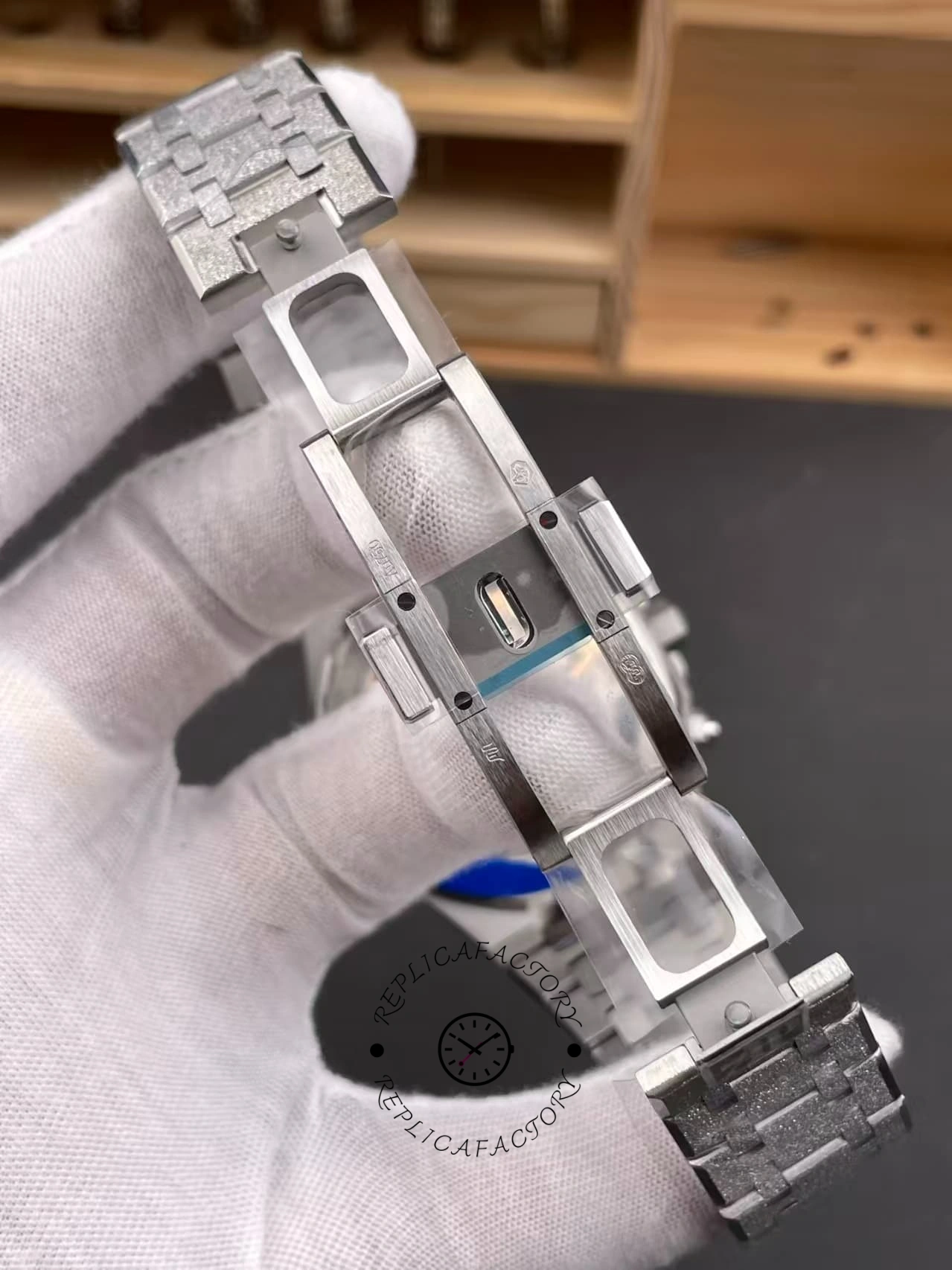 AP Replica Royal Oak Chronograph 26240BC.GG.1324BC.02 Blue Dial