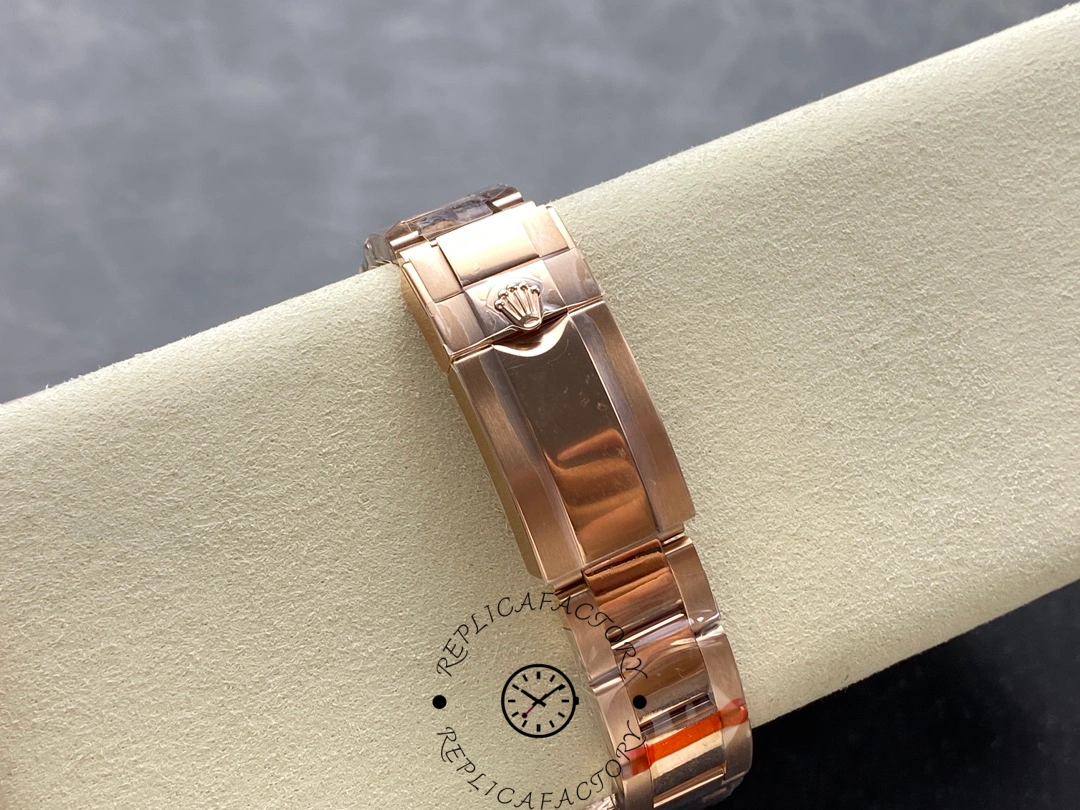 Bracelet clasp detail of the Rolex Daytona 126505 showing clasp plate and link finish.