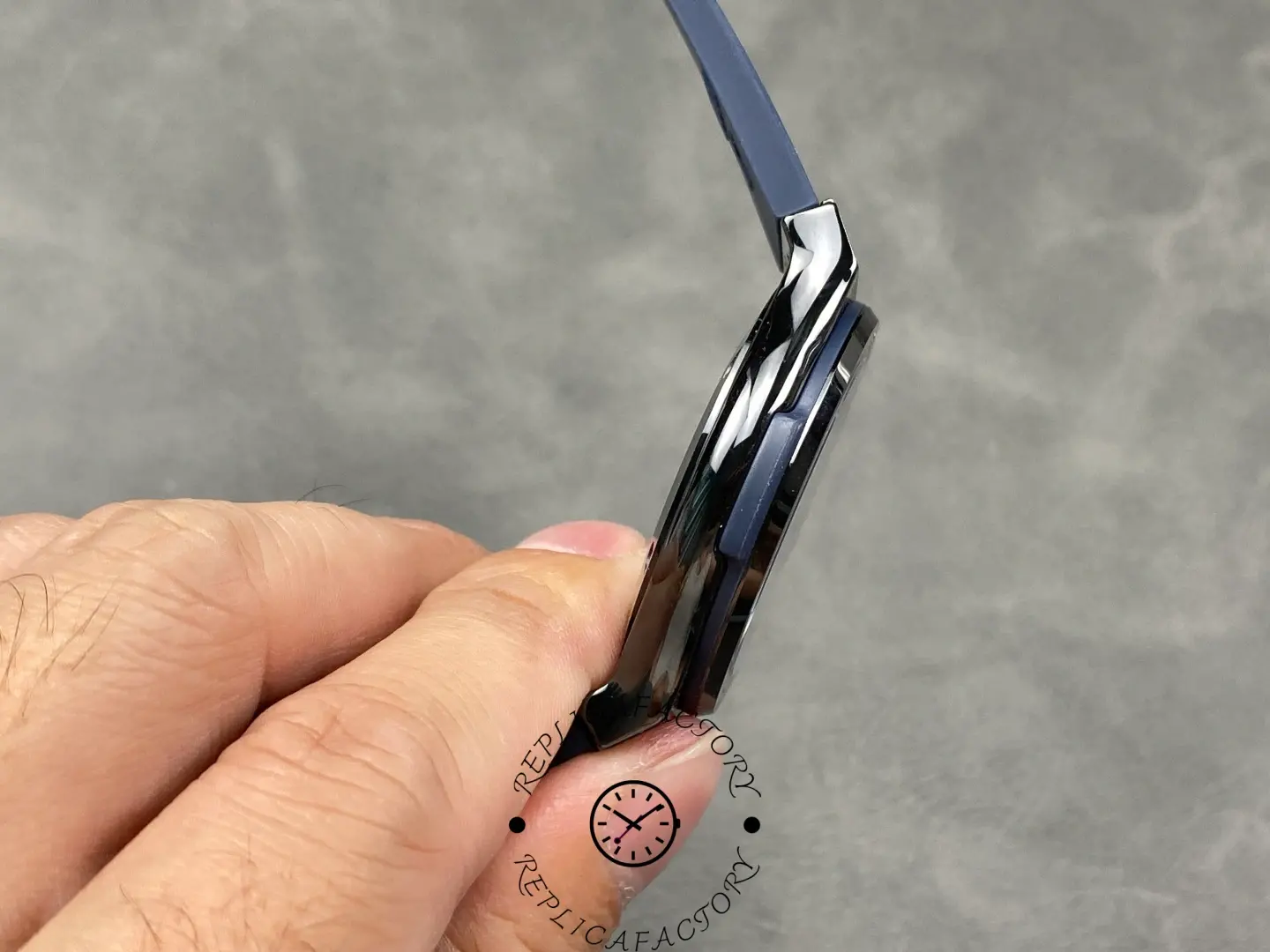 Hublot Classic Fusion 542.CM.7170.RX, side profile showing case thickness and bezel edge.