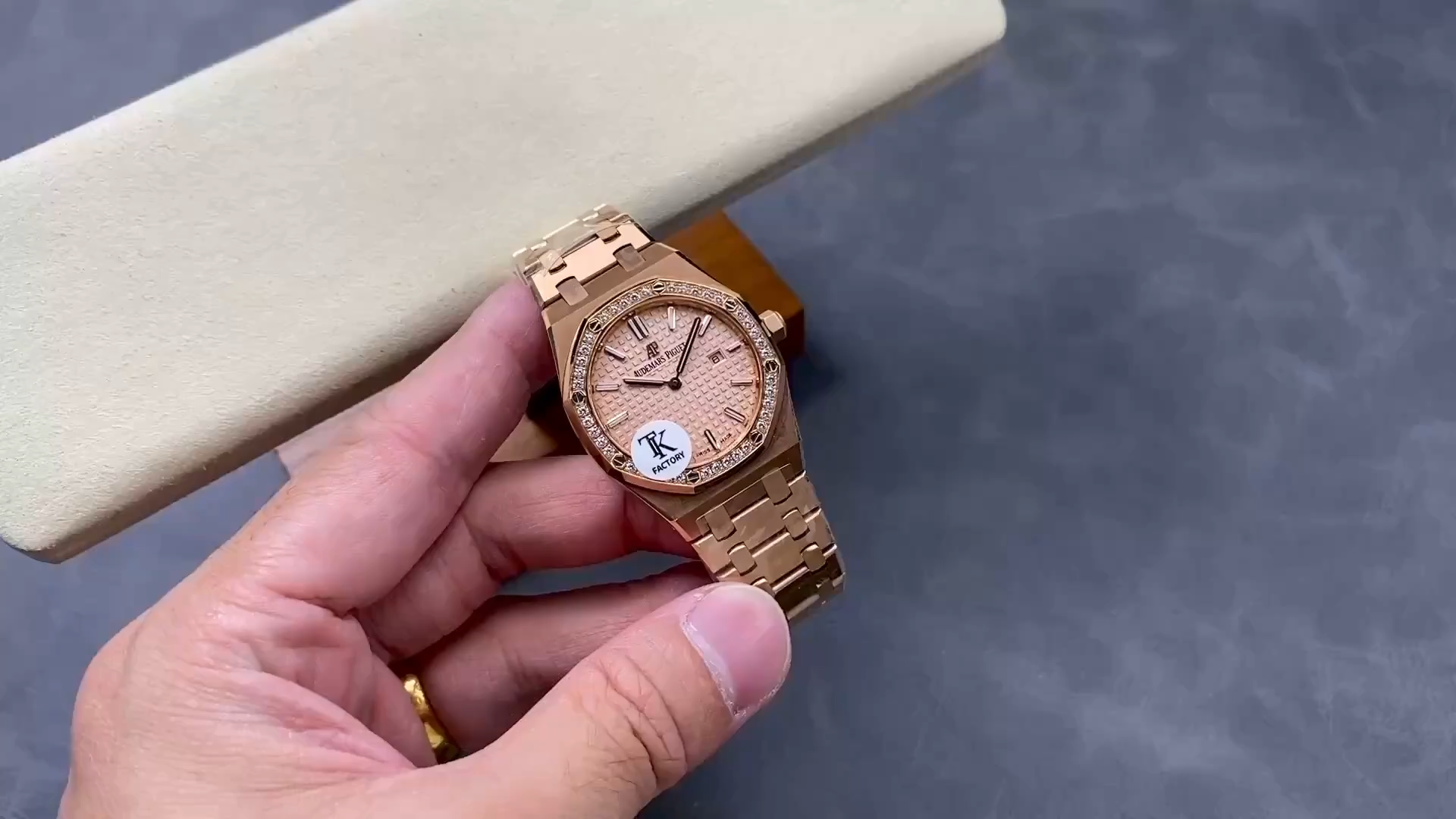 Replica AP Royal Oak Quartz 33mm Pink Dial 67651OR.ZZ.1261OR.03