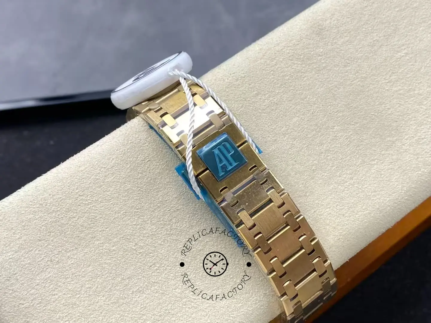 AP Royal Oak 15202BA.OO.1240BA.01 39mm 18K Yellow Gold Replica Extra-Thin Watch