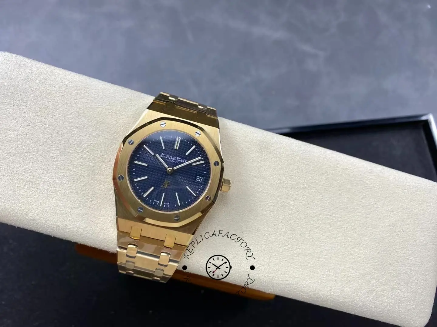 AP Royal Oak 15202BA.OO.1240BA.01 39mm 18K Yellow Gold Replica Extra-Thin Watch