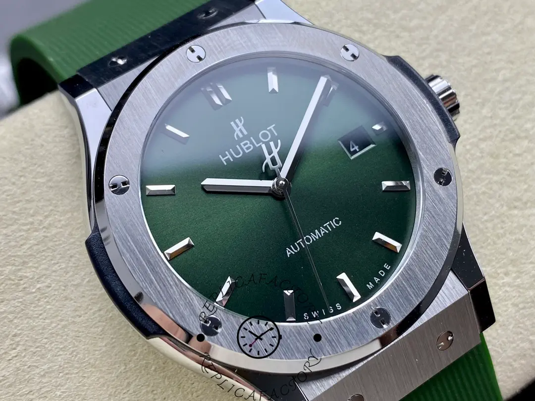 Angled close-up of Hublot Classic Fusion 542.NX.8970.RX, green dial with baton markers and date window.