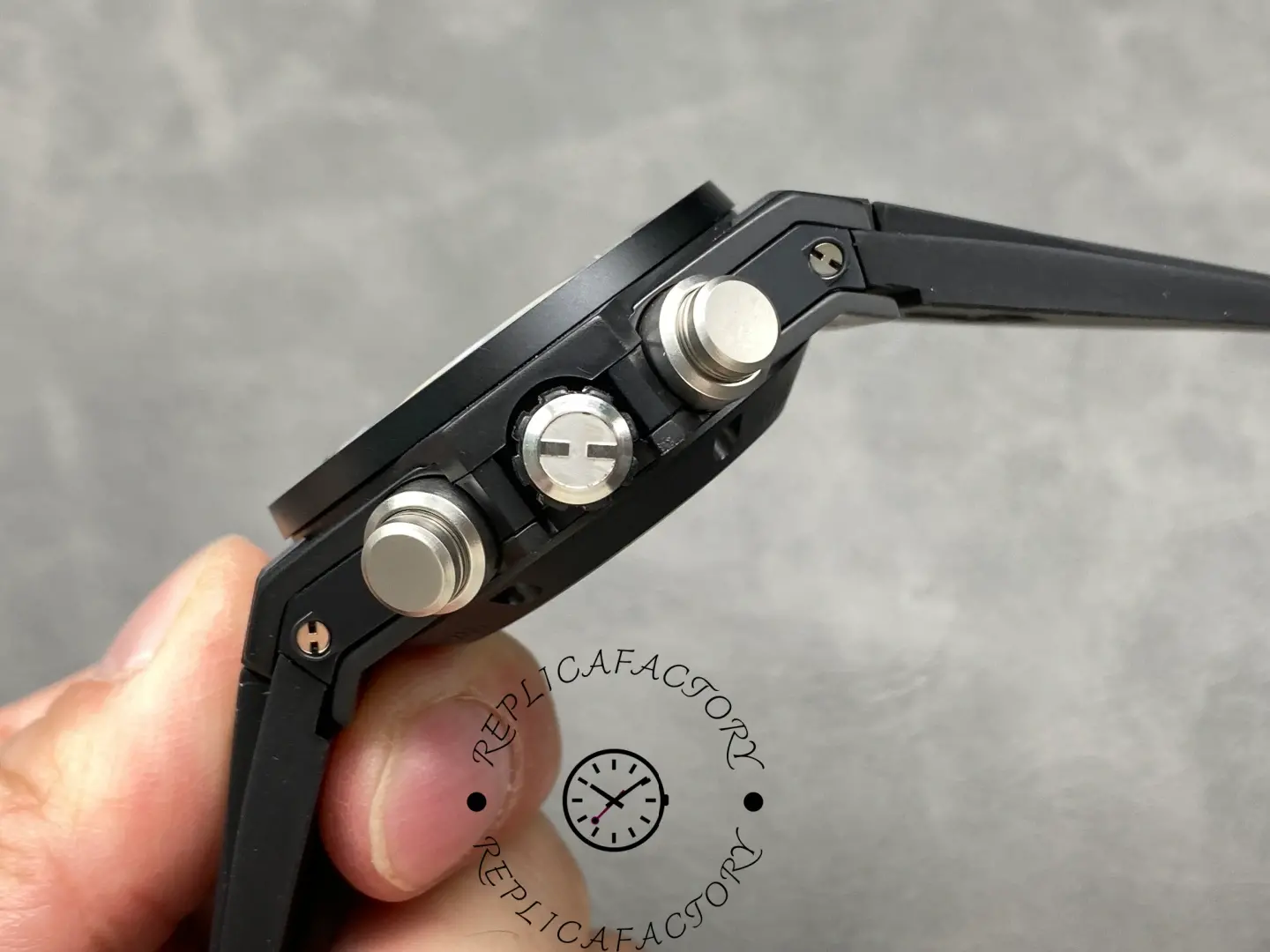 Side profile of Hublot Big Bang 411.CI.1170.RX showing crown, pushers and case thickness.