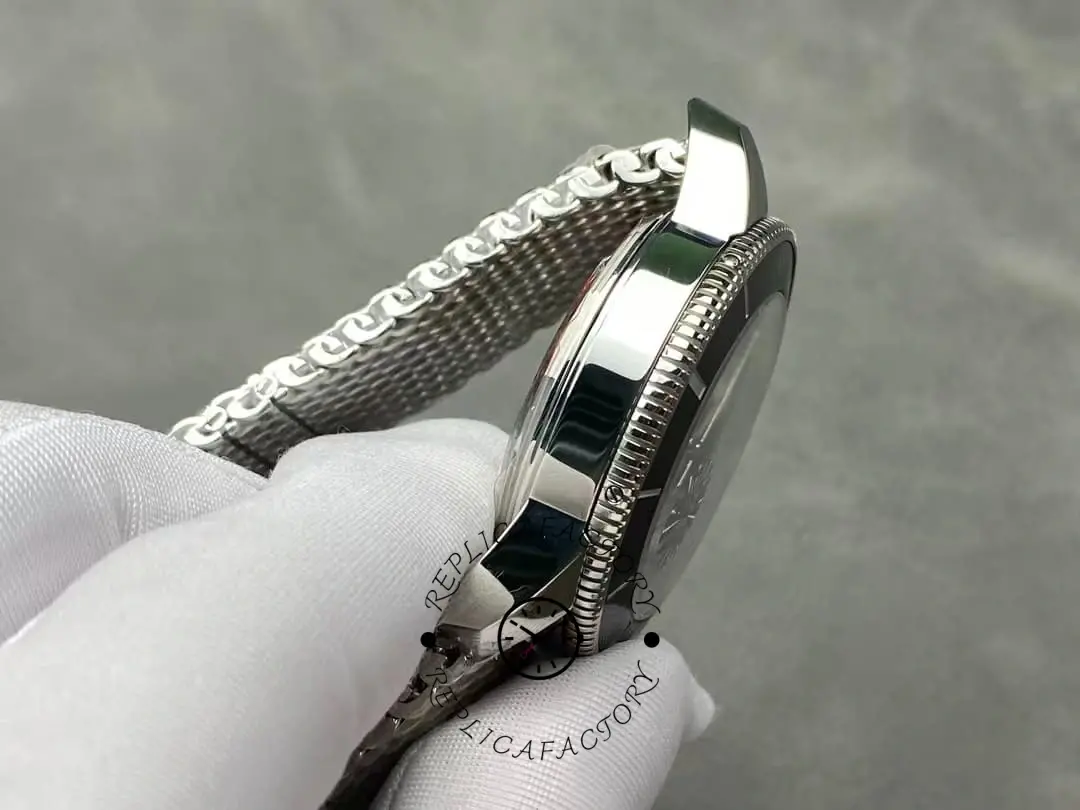 Side profile of Breitling Superocean Heritage II AB201012/G827-154A showing case thickness and lugs.