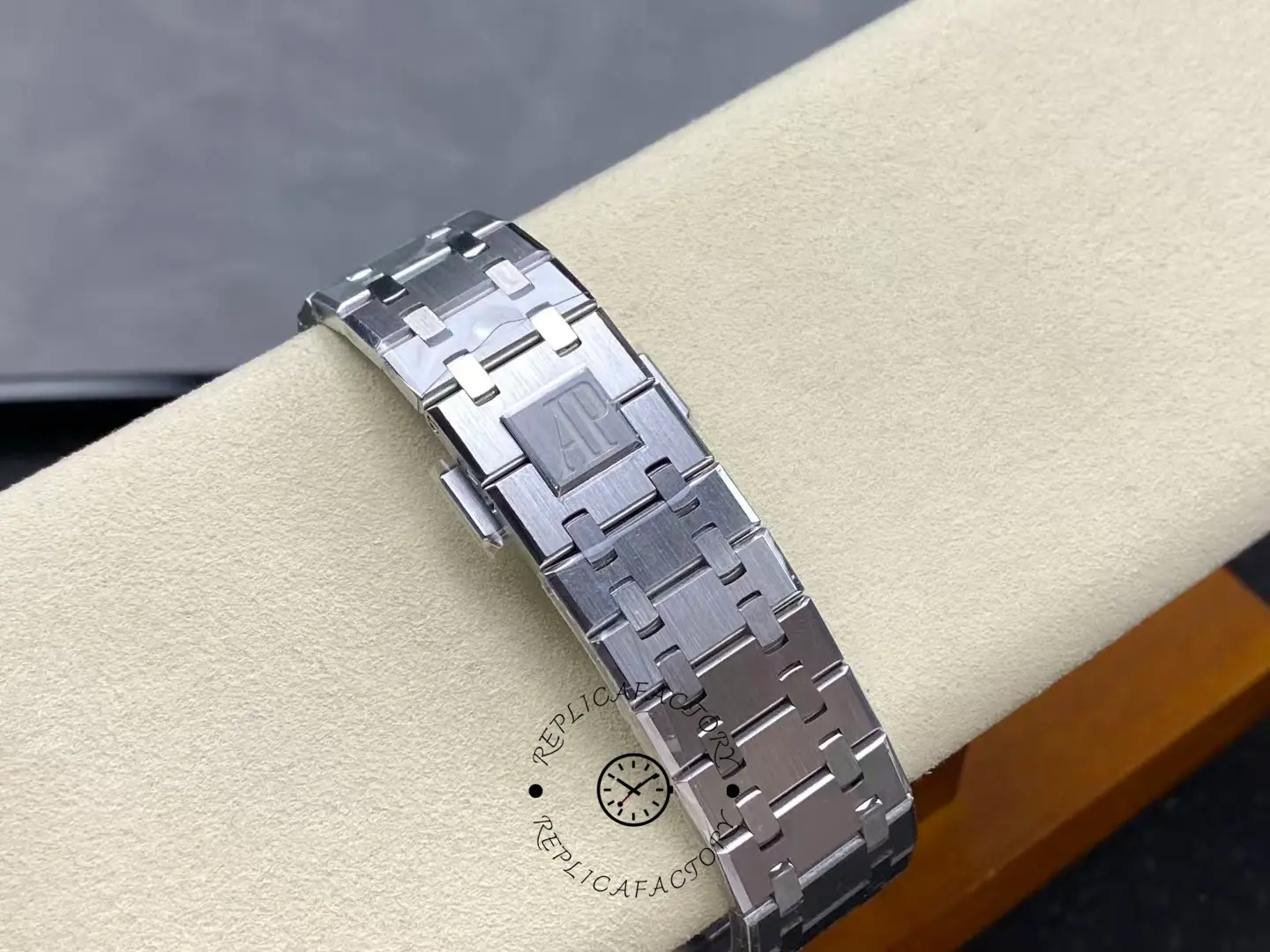 AP Replica Royal Oak 26240ST.OO.1320ST.07 Chronograph 41 Silver Dial